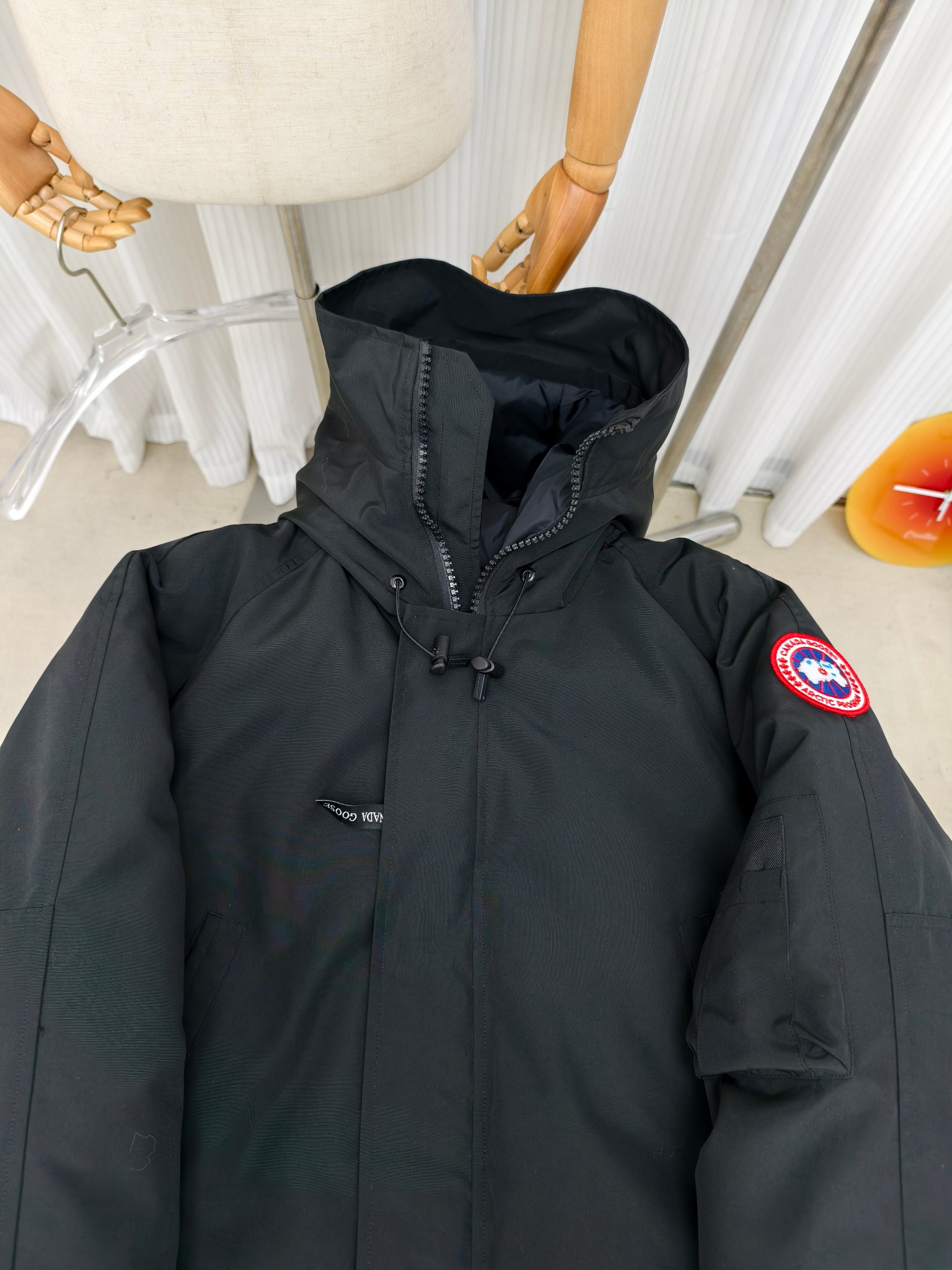 艾宝品质💰(300)顶级
—2050M款/新01款（高版本）
Canada goose 加拿大鹅
Chilliwack 飞行员夹克是我们颇受欢迎的款式之一，升级版采用流线型兜帽细节和经过改良的饰边Chilliwack飞行员夹克起初是为加拿大北部的战后无人区飞行员设计的，它经久耐穿、保暖性佳、方便活动。内里填充白鸭绒，保暖性能更高。Chilliwack的标志性款式，经久流行，是Canada Goose 颇受欢迎的一款夹克。量身定制您的派克大衣，我们各种可互换的兜帽饰边配饰，扩大您兜帽的覆盖面。齐臀长度，针织袖口和下摆飞行员夹克长度适中，令穿着者活动自如。罗纹针织袖口和下摆，提高贴合度并锁住热量。

2050M是老版01款的升级版本

颜色:黑色 灰色 米白 藏青
尺码：XS-2XL