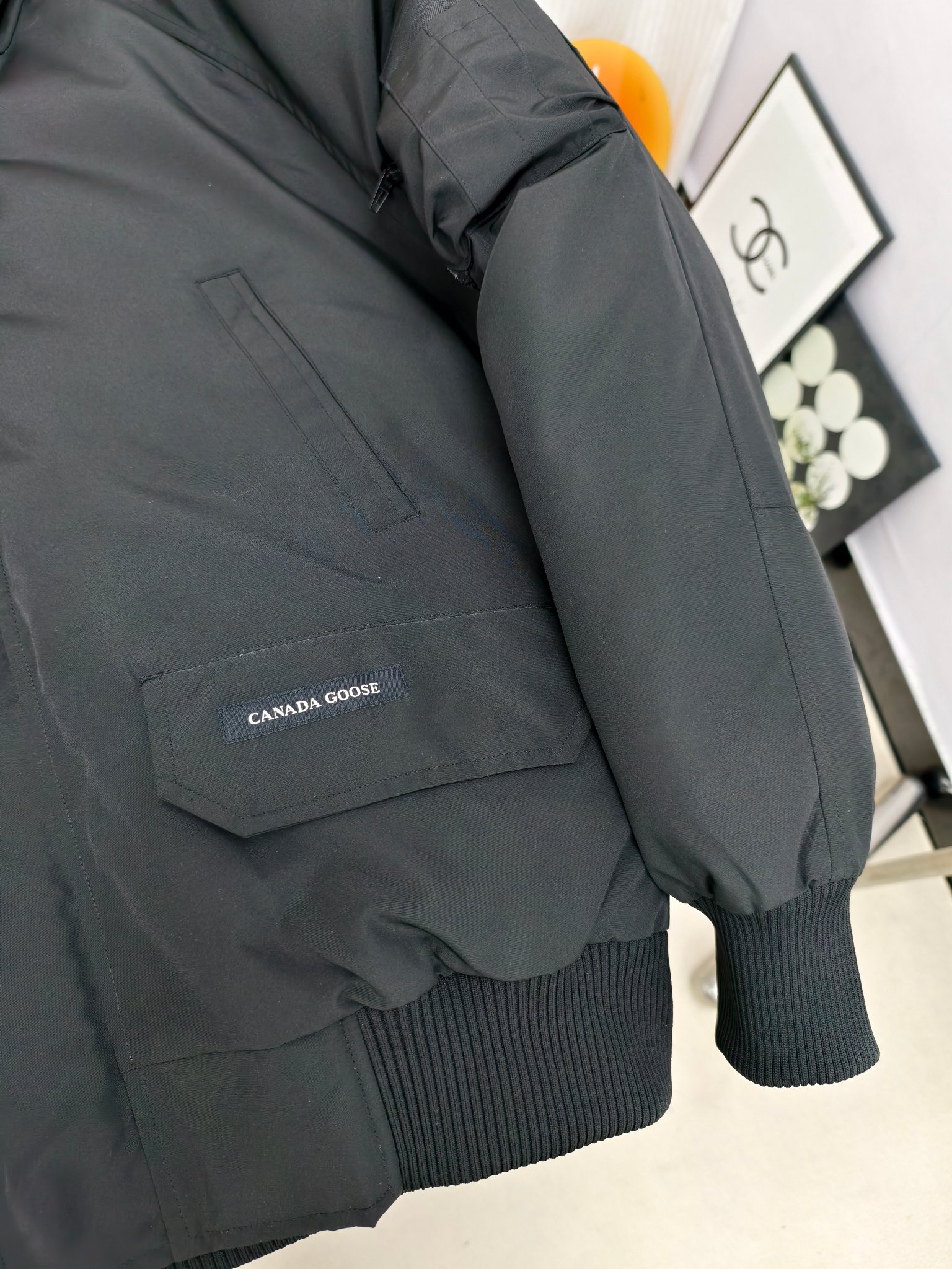 艾宝品质💰(300)顶级
—2050M款/新01款（高版本）
Canada goose 加拿大鹅
Chilliwack 飞行员夹克是我们颇受欢迎的款式之一，升级版采用流线型兜帽细节和经过改良的饰边Chilliwack飞行员夹克起初是为加拿大北部的战后无人区飞行员设计的，它经久耐穿、保暖性佳、方便活动。内里填充白鸭绒，保暖性能更高。Chilliwack的标志性款式，经久流行，是Canada Goose 颇受欢迎的一款夹克。量身定制您的派克大衣，我们各种可互换的兜帽饰边配饰，扩大您兜帽的覆盖面。齐臀长度，针织袖口和下摆飞行员夹克长度适中，令穿着者活动自如。罗纹针织袖口和下摆，提高贴合度并锁住热量。

2050M是老版01款的升级版本

颜色:黑色 灰色 米白 藏青
尺码：XS-2XL