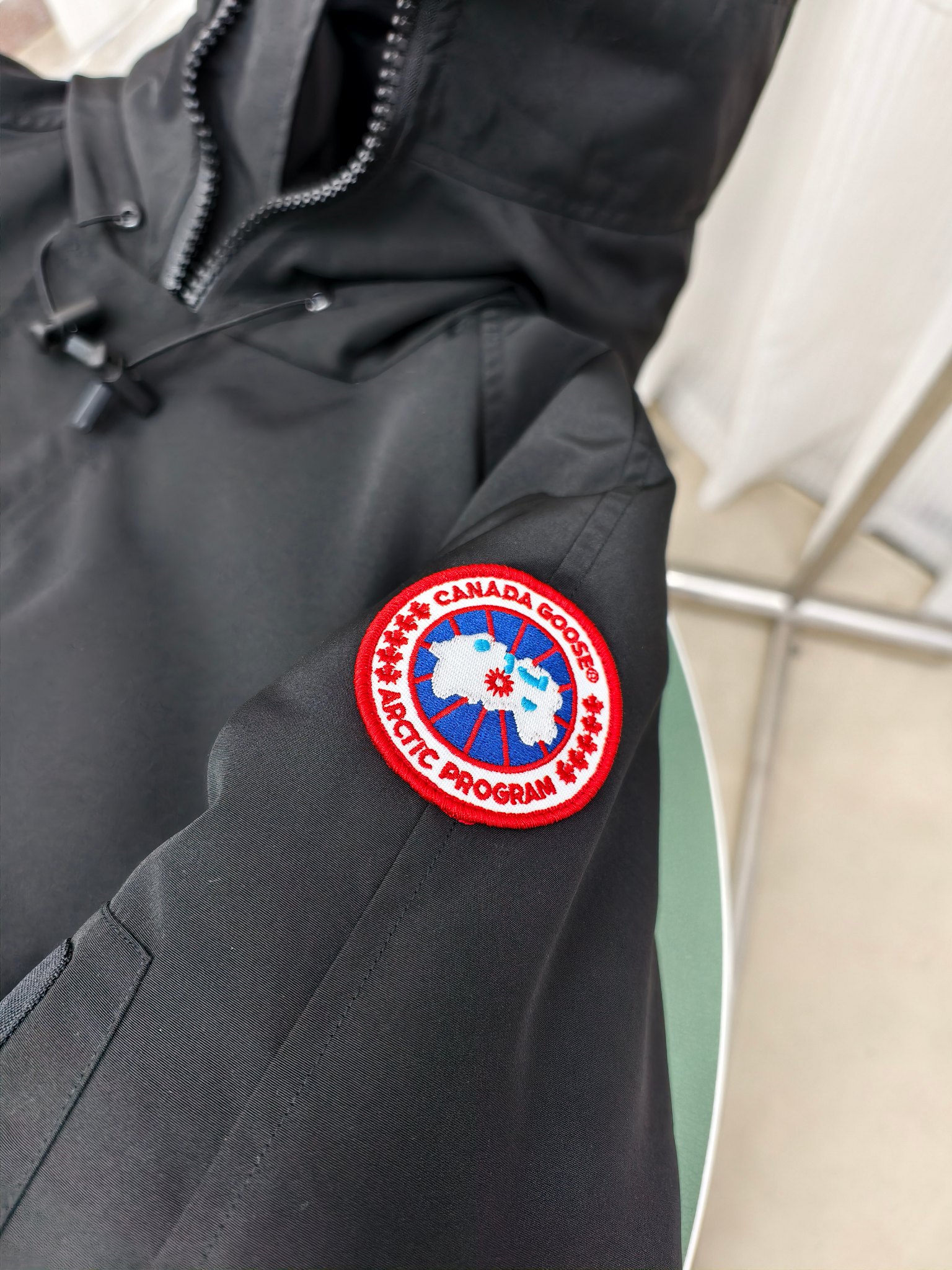 艾宝品质💰(300)顶级
—2050M款/新01款（高版本）
Canada goose 加拿大鹅
Chilliwack 飞行员夹克是我们颇受欢迎的款式之一，升级版采用流线型兜帽细节和经过改良的饰边Chilliwack飞行员夹克起初是为加拿大北部的战后无人区飞行员设计的，它经久耐穿、保暖性佳、方便活动。内里填充白鸭绒，保暖性能更高。Chilliwack的标志性款式，经久流行，是Canada Goose 颇受欢迎的一款夹克。量身定制您的派克大衣，我们各种可互换的兜帽饰边配饰，扩大您兜帽的覆盖面。齐臀长度，针织袖口和下摆飞行员夹克长度适中，令穿着者活动自如。罗纹针织袖口和下摆，提高贴合度并锁住热量。

2050M是老版01款的升级版本

颜色:黑色 灰色 米白 藏青
尺码：XS-2XL