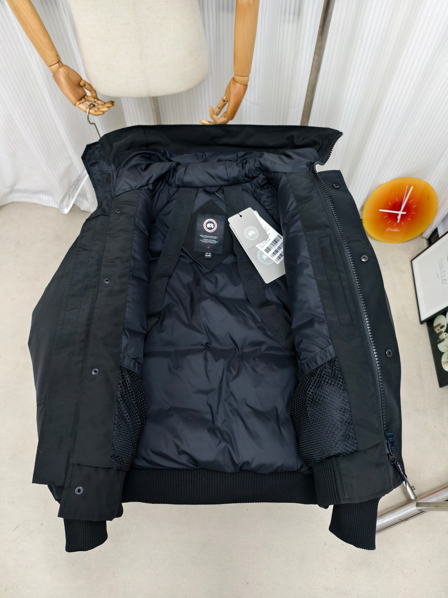 艾宝品质💰(300)顶级
—2050M款/新01款（高版本）
Canada goose 加拿大鹅
Chilliwack 飞行员夹克是我们颇受欢迎的款式之一，升级版采用流线型兜帽细节和经过改良的饰边Chilliwack飞行员夹克起初是为加拿大北部的战后无人区飞行员设计的，它经久耐穿、保暖性佳、方便活动。内里填充白鸭绒，保暖性能更高。Chilliwack的标志性款式，经久流行，是Canada Goose 颇受欢迎的一款夹克。量身定制您的派克大衣，我们各种可互换的兜帽饰边配饰，扩大您兜帽的覆盖面。齐臀长度，针织袖口和下摆飞行员夹克长度适中，令穿着者活动自如。罗纹针织袖口和下摆，提高贴合度并锁住热量。

2050M是老版01款的升级版本

颜色:黑色 灰色 米白 藏青
尺码：XS-2XL