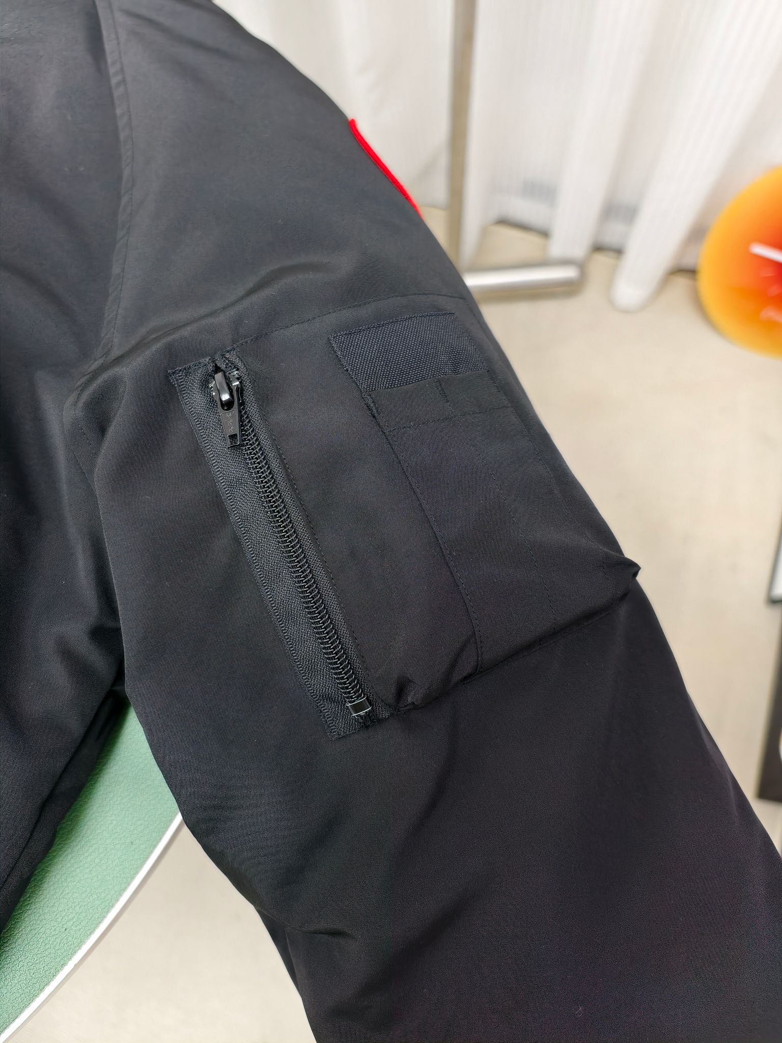 艾宝品质💰(300)顶级
—2050M款/新01款（高版本）
Canada goose 加拿大鹅
Chilliwack 飞行员夹克是我们颇受欢迎的款式之一，升级版采用流线型兜帽细节和经过改良的饰边Chilliwack飞行员夹克起初是为加拿大北部的战后无人区飞行员设计的，它经久耐穿、保暖性佳、方便活动。内里填充白鸭绒，保暖性能更高。Chilliwack的标志性款式，经久流行，是Canada Goose 颇受欢迎的一款夹克。量身定制您的派克大衣，我们各种可互换的兜帽饰边配饰，扩大您兜帽的覆盖面。齐臀长度，针织袖口和下摆飞行员夹克长度适中，令穿着者活动自如。罗纹针织袖口和下摆，提高贴合度并锁住热量。

2050M是老版01款的升级版本

颜色:黑色 灰色 米白 藏青
尺码：XS-2XL