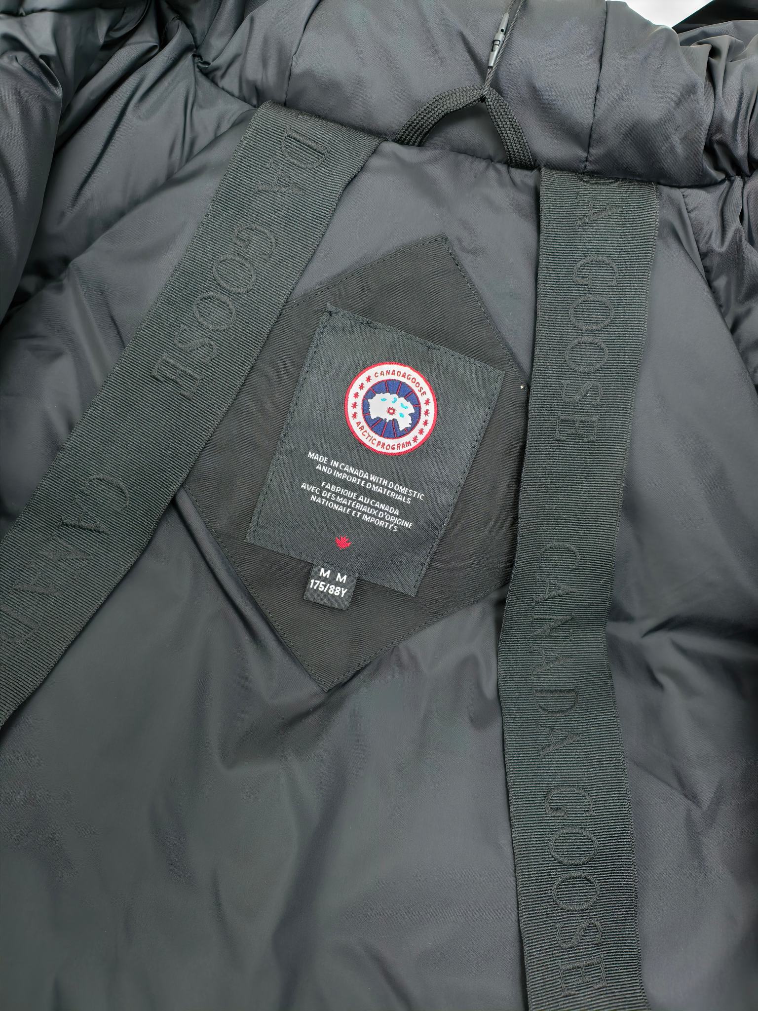 艾宝品质💰(300)顶级
—2050M款/新01款（高版本）
Canada goose 加拿大鹅
Chilliwack 飞行员夹克是我们颇受欢迎的款式之一，升级版采用流线型兜帽细节和经过改良的饰边Chilliwack飞行员夹克起初是为加拿大北部的战后无人区飞行员设计的，它经久耐穿、保暖性佳、方便活动。内里填充白鸭绒，保暖性能更高。Chilliwack的标志性款式，经久流行，是Canada Goose 颇受欢迎的一款夹克。量身定制您的派克大衣，我们各种可互换的兜帽饰边配饰，扩大您兜帽的覆盖面。齐臀长度，针织袖口和下摆飞行员夹克长度适中，令穿着者活动自如。罗纹针织袖口和下摆，提高贴合度并锁住热量。

2050M是老版01款的升级版本

颜色:黑色 灰色 米白 藏青
尺码：XS-2XL