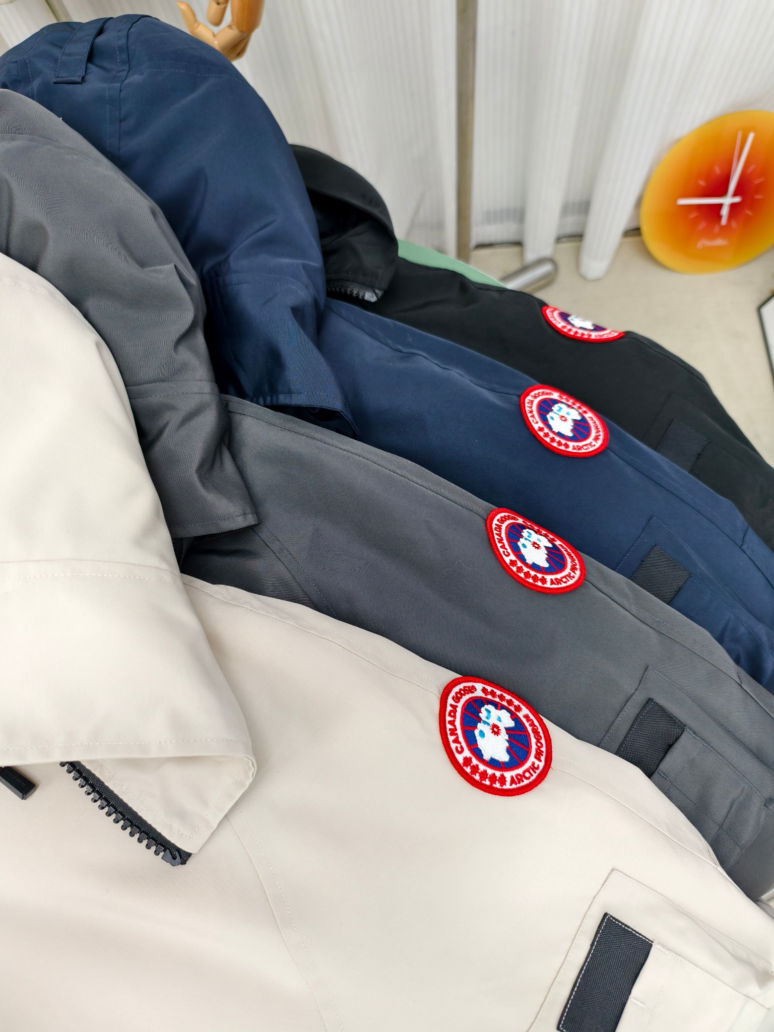 艾宝品质💰(300)顶级
—2050M款/新01款（高版本）
Canada goose 加拿大鹅
Chilliwack 飞行员夹克是我们颇受欢迎的款式之一，升级版采用流线型兜帽细节和经过改良的饰边Chilliwack飞行员夹克起初是为加拿大北部的战后无人区飞行员设计的，它经久耐穿、保暖性佳、方便活动。内里填充白鸭绒，保暖性能更高。Chilliwack的标志性款式，经久流行，是Canada Goose 颇受欢迎的一款夹克。量身定制您的派克大衣，我们各种可互换的兜帽饰边配饰，扩大您兜帽的覆盖面。齐臀长度，针织袖口和下摆飞行员夹克长度适中，令穿着者活动自如。罗纹针织袖口和下摆，提高贴合度并锁住热量。

2050M是老版01款的升级版本

颜色:黑色 灰色 米白 藏青
尺码：XS-2XL