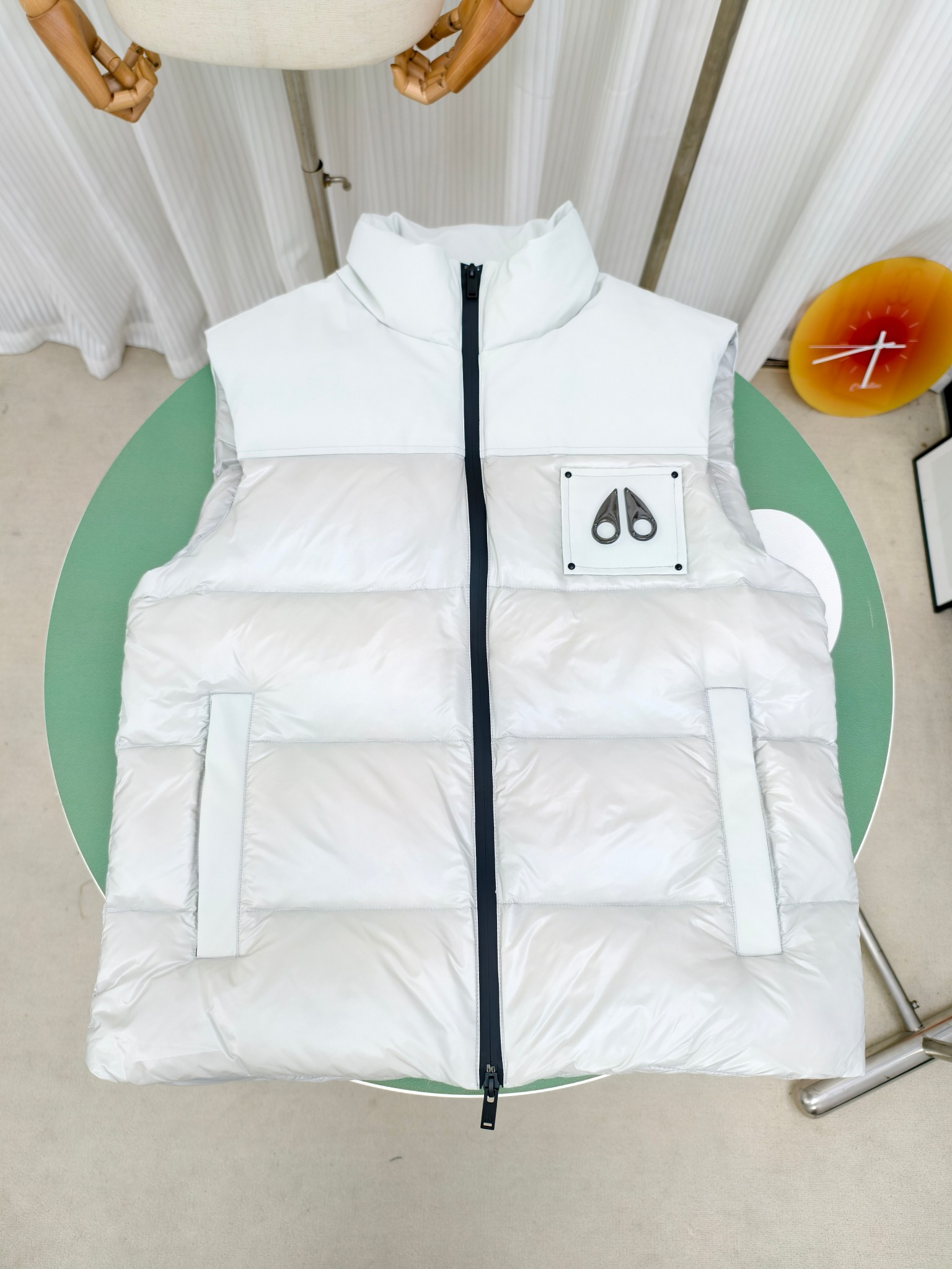 正 💰级💰400 新款剪刀双拼亮面马甲
货号:M34MV482-292
Moose Knuckles FW24 亮面立领含绒无袖马甲
颜色:黑 白
尺码:S-XXL
Moose Knuckles加拿大剪刀
VICTORY 💰EAK VEST男士羽绒马甲
此款拼接面料款亮面马甲,剪裁干净利落,质感蓬松保暖,轻便柔软设计在冬季保持自在舒适。各种各路ins红人、网红、明星也时长穿他街拍。却依旧无法摆脱对剪刀的喜爱,再寒冷的多天都不需要怕,因为有剪刀!内填充白鸭绒 ,蓬松保暖。经典的炮铜色金属徽标
颜色:黑色 灰白
尺码: S一XXL