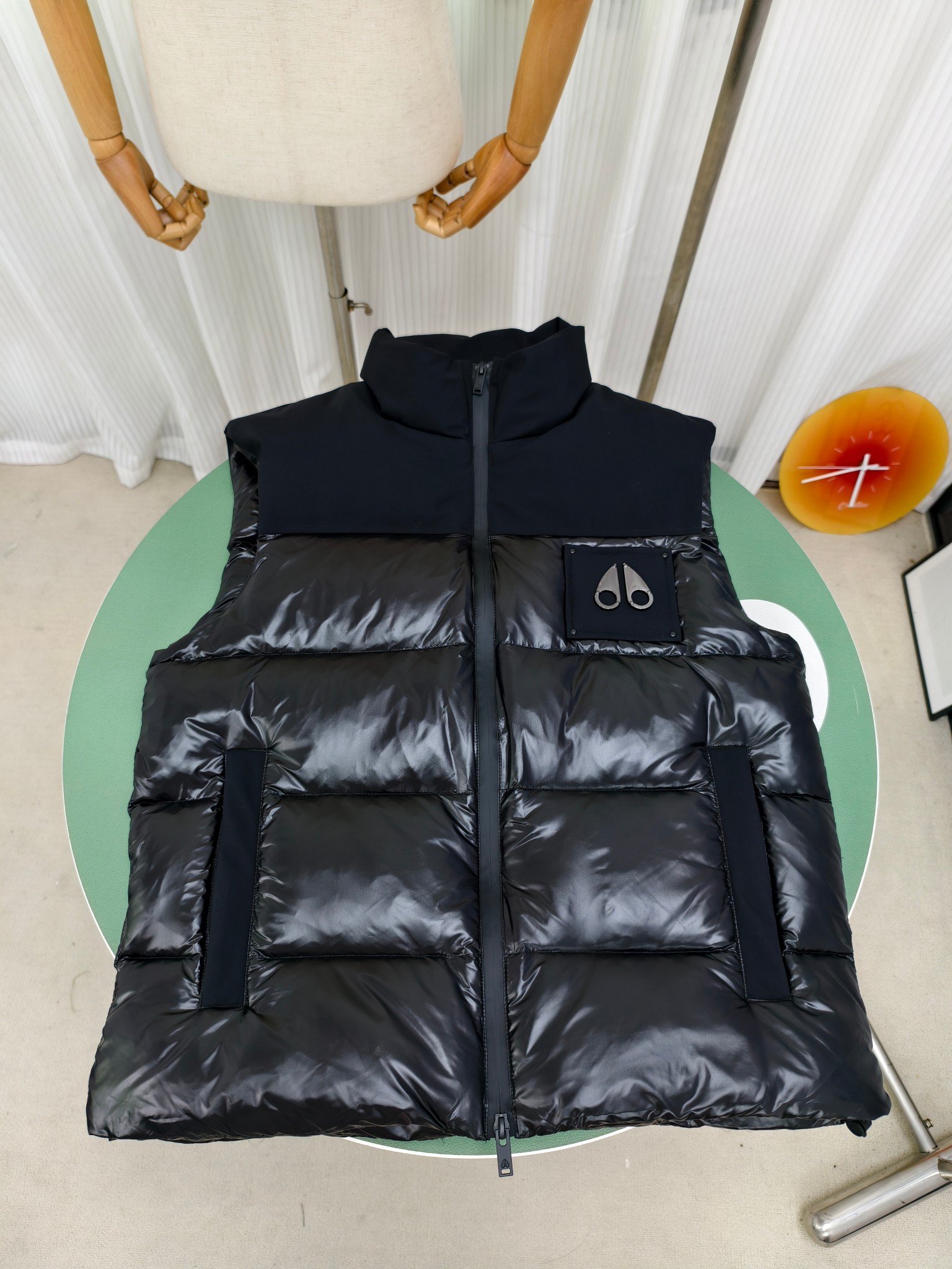 正 💰级💰400 新款剪刀双拼亮面马甲
货号:M34MV482-292
Moose Knuckles FW24 亮面立领含绒无袖马甲
颜色:黑 白
尺码:S-XXL
Moose Knuckles加拿大剪刀
VICTORY 💰EAK VEST男士羽绒马甲
此款拼接面料款亮面马甲,剪裁干净利落,质感蓬松保暖,轻便柔软设计在冬季保持自在舒适。各种各路ins红人、网红、明星也时长穿他街拍。却依旧无法摆脱对剪刀的喜爱,再寒冷的多天都不需要怕,因为有剪刀!内填充白鸭绒 ,蓬松保暖。经典的炮铜色金属徽标
颜色:黑色 灰白
尺码: S一XXL