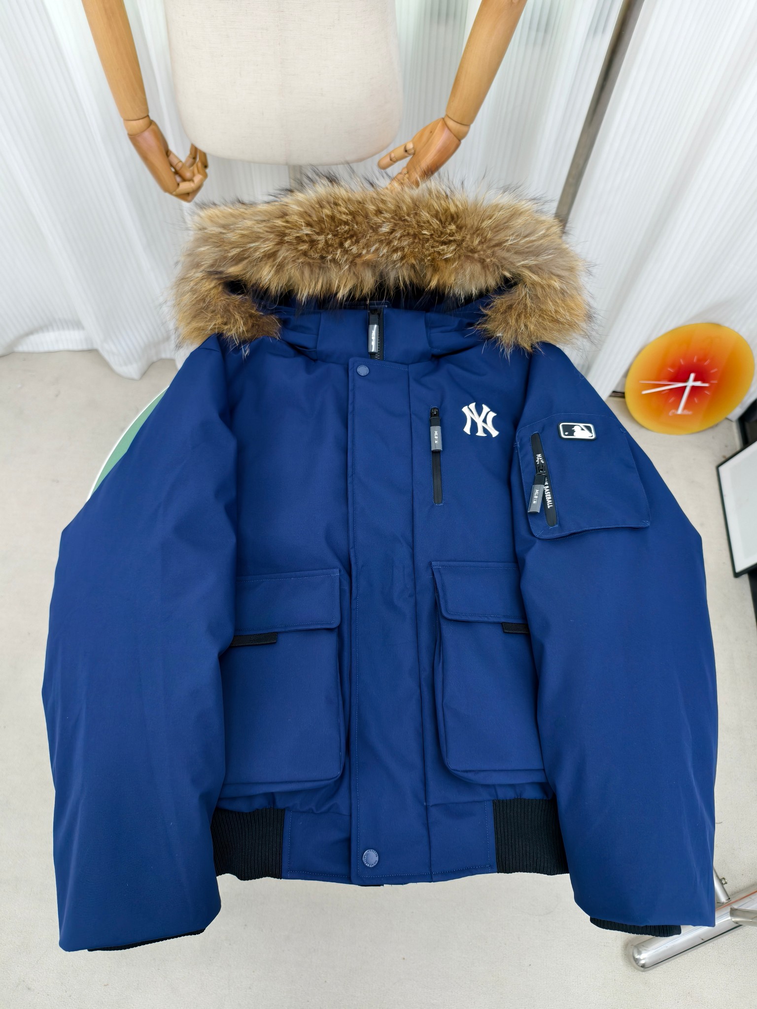 MLB短款飞行员夹克 2025新发售男女秋冬款鹅绒保暖貉子毛领派克服连帽厚外套😍 MLB3代波士顿红袜队 FW24 波士顿红袜队 时尚毛领加厚保暖鹅绒工装短款羽绒服 男女同款 深奶油色 高品质羽绒服 抵御今年这个冷冬神器 男女同款 超大貉子毛领 光一根毛领就要一百多 今年大火的MLB 夹克貉子毛领飞行夹克羽绒服! 90鸭绒填充!保暖巨牛!X猫4000+ 销量1000+貉子毛领,连帽设计帽子,毛领均可脱卸! 多个口袋!手臂工装风拉链口袋!胸口大口袋,2枚翻盖口袋还可从两侧当插袋使用,能装且方便实用! 90鸭绒填充,最小码充绒200+,蓬松有型!炒鸡保暖!一件过冬!胸口刺绣字母标点缀!复杂的做工加上高级鸭绒的填充🐮以及顶级原版五金工艺,高强度机床冲压,保证原版一致.更严谨的细节对标只为更好地展示最好的产品💪 颜色:黑 白 灰 藏蓝 【独家4色现货】