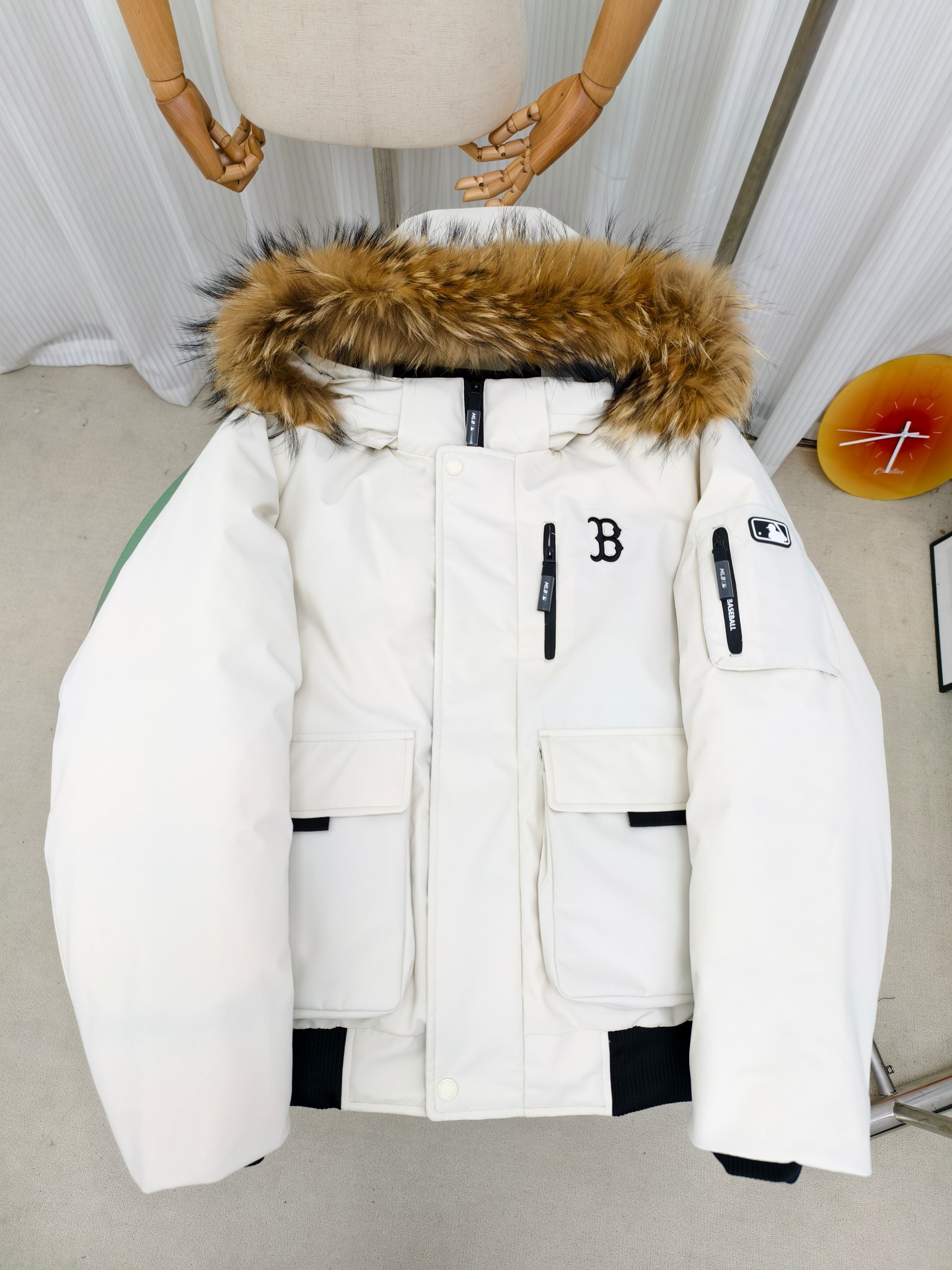 MLB短款飞行员夹克 2025新发售男女秋冬款鹅绒保暖貉子毛领派克服连帽厚外套😍 MLB3代波士顿红袜队 FW24 波士顿红袜队 时尚毛领加厚保暖鹅绒工装短款羽绒服 男女同款 深奶油色 高品质羽绒服 抵御今年这个冷冬神器 男女同款 超大貉子毛领 光一根毛领就要一百多 今年大火的MLB 夹克貉子毛领飞行夹克羽绒服! 90鸭绒填充!保暖巨牛!X猫4000+ 销量1000+貉子毛领,连帽设计帽子,毛领均可脱卸! 多个口袋!手臂工装风拉链口袋!胸口大口袋,2枚翻盖口袋还可从两侧当插袋使用,能装且方便实用! 90鸭绒填充,最小码充绒200+,蓬松有型!炒鸡保暖!一件过冬!胸口刺绣字母标点缀!复杂的做工加上高级鸭绒的填充🐮以及顶级原版五金工艺,高强度机床冲压,保证原版一致.更严谨的细节对标只为更好地展示最好的产品💪 颜色:黑 白 灰 藏蓝 【独家4色现货】