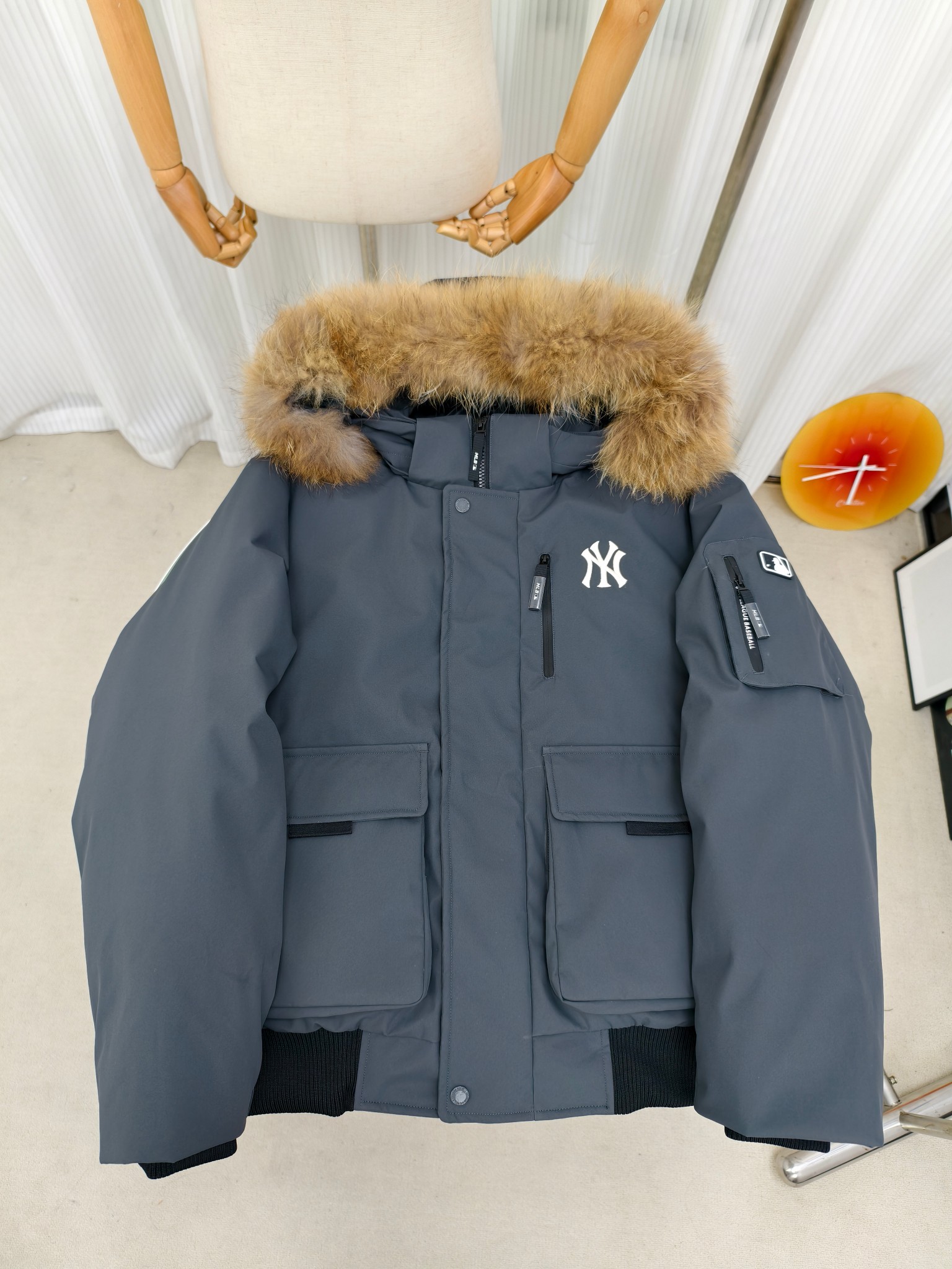 MLB短款飞行员夹克 2025新发售男女秋冬款鹅绒保暖貉子毛领派克服连帽厚外套😍 MLB3代波士顿红袜队 FW24 波士顿红袜队 时尚毛领加厚保暖鹅绒工装短款羽绒服 男女同款 深奶油色 高品质羽绒服 抵御今年这个冷冬神器 男女同款 超大貉子毛领 光一根毛领就要一百多 今年大火的MLB 夹克貉子毛领飞行夹克羽绒服! 90鸭绒填充!保暖巨牛!X猫4000+ 销量1000+貉子毛领,连帽设计帽子,毛领均可脱卸! 多个口袋!手臂工装风拉链口袋!胸口大口袋,2枚翻盖口袋还可从两侧当插袋使用,能装且方便实用! 90鸭绒填充,最小码充绒200+,蓬松有型!炒鸡保暖!一件过冬!胸口刺绣字母标点缀!复杂的做工加上高级鸭绒的填充🐮以及顶级原版五金工艺,高强度机床冲压,保证原版一致.更严谨的细节对标只为更好地展示最好的产品💪 颜色:黑 白 灰 藏蓝 【独家4色现货】