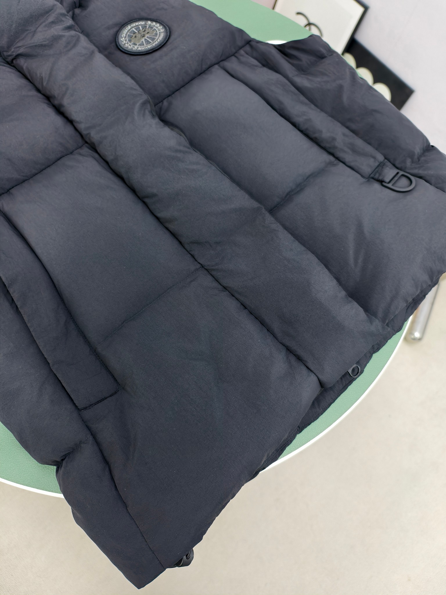 💰550&mdash;&mdash;2622款WB（女款）
Canada goose加拿大鹅junction puffer 羽绒马甲
轻盈的junction Puffer 羽绒马甲是一款适应性强的主打单品，junction Puffer 羽绒马甲采用如羽毛般轻盈的抗撕裂可持续面料制成，轻盈实用，结合了轻松的实用性和功能性特点。内里填充高蓬松度白鸭绒，保暖性能极佳。帽子部分带有3M反光条。无论您走到哪里，这款马甲都能适应天气。气短款下摆具有内部抽绳，可随心调节松紧并阻挡寒风
颜色：灰白色 黑色
尺码:XS-XL