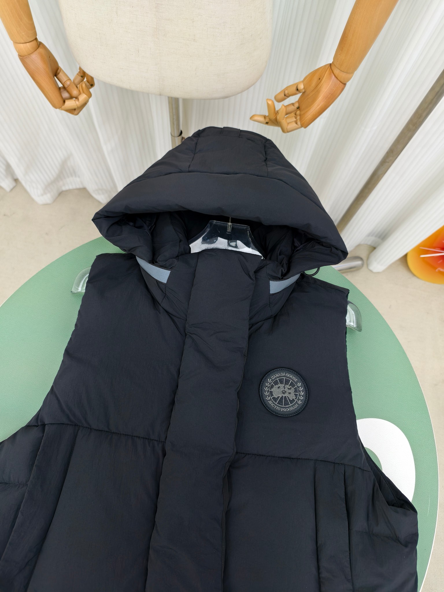 💰550&mdash;&mdash;2622款WB（女款）
Canada goose加拿大鹅junction puffer 羽绒马甲
轻盈的junction Puffer 羽绒马甲是一款适应性强的主打单品，junction Puffer 羽绒马甲采用如羽毛般轻盈的抗撕裂可持续面料制成，轻盈实用，结合了轻松的实用性和功能性特点。内里填充高蓬松度白鸭绒，保暖性能极佳。帽子部分带有3M反光条。无论您走到哪里，这款马甲都能适应天气。气短款下摆具有内部抽绳，可随心调节松紧并阻挡寒风
颜色：灰白色 黑色
尺码:XS-XL