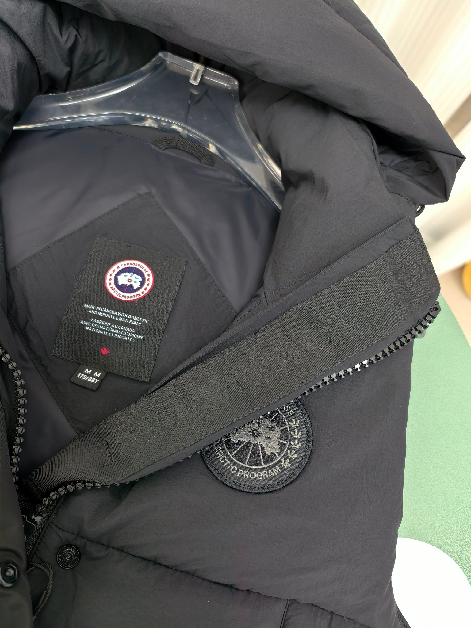 💰550&mdash;&mdash;2622款WB（女款）
Canada goose加拿大鹅junction puffer 羽绒马甲
轻盈的junction Puffer 羽绒马甲是一款适应性强的主打单品，junction Puffer 羽绒马甲采用如羽毛般轻盈的抗撕裂可持续面料制成，轻盈实用，结合了轻松的实用性和功能性特点。内里填充高蓬松度白鸭绒，保暖性能极佳。帽子部分带有3M反光条。无论您走到哪里，这款马甲都能适应天气。气短款下摆具有内部抽绳，可随心调节松紧并阻挡寒风
颜色：灰白色 黑色
尺码:XS-XL