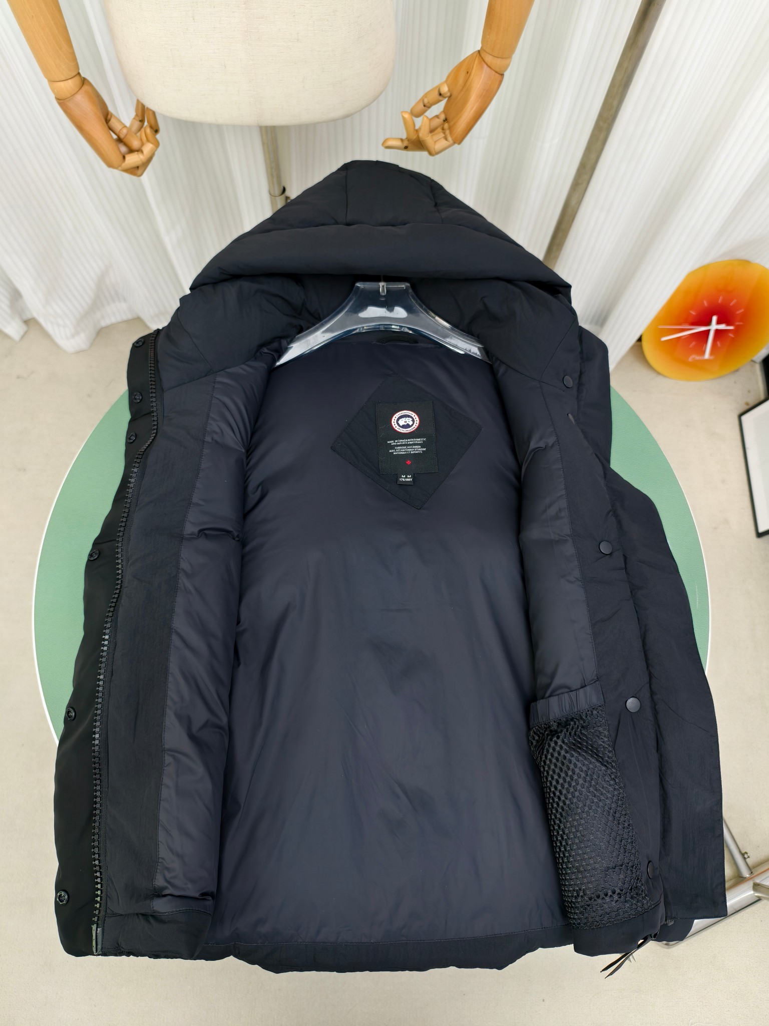 💰550&mdash;&mdash;2622款WB（女款）
Canada goose加拿大鹅junction puffer 羽绒马甲
轻盈的junction Puffer 羽绒马甲是一款适应性强的主打单品，junction Puffer 羽绒马甲采用如羽毛般轻盈的抗撕裂可持续面料制成，轻盈实用，结合了轻松的实用性和功能性特点。内里填充高蓬松度白鸭绒，保暖性能极佳。帽子部分带有3M反光条。无论您走到哪里，这款马甲都能适应天气。气短款下摆具有内部抽绳，可随心调节松紧并阻挡寒风
颜色：灰白色 黑色
尺码:XS-XL