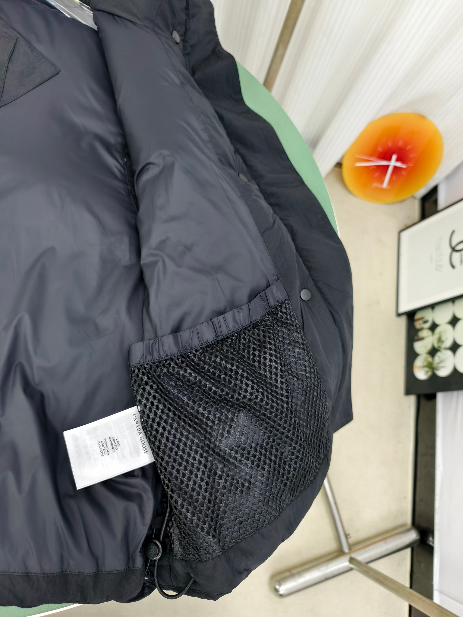 💰550&mdash;&mdash;2622款WB（女款）
Canada goose加拿大鹅junction puffer 羽绒马甲
轻盈的junction Puffer 羽绒马甲是一款适应性强的主打单品，junction Puffer 羽绒马甲采用如羽毛般轻盈的抗撕裂可持续面料制成，轻盈实用，结合了轻松的实用性和功能性特点。内里填充高蓬松度白鸭绒，保暖性能极佳。帽子部分带有3M反光条。无论您走到哪里，这款马甲都能适应天气。气短款下摆具有内部抽绳，可随心调节松紧并阻挡寒风
颜色：灰白色 黑色
尺码:XS-XL