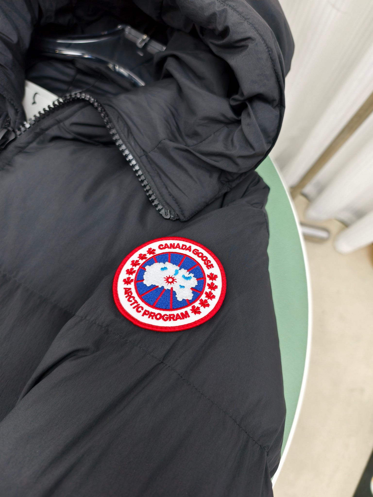 💰820&mdash;&mdash;2800M（男女同款）
Canada goose加拿大鹅Lawrence 长款羽绒服
Lawrence 长款羽绒服为日常冒险提供基本保护，采用可持续 Enduraluxe 面料制成，具有实用的柔软触感。它采用绗缝衣身、可调节的帽兜。填充蓬松度极好的鸭绒。可调节的羽绒填充连通式兜帽，保护下巴的反毛皮针织竖领质地柔软，分外舒适。缩口式罗纹针织袖口，可提高舒适度并锁住热量。夹克底部有两个带拉链的侧面通风口，以增加运动范围和通风。背面下摆较长，可以增强保护，背面反光双条纹。
颜色:黑色红标 黑色黑标 藏青色红标
尺码:XS-2XL