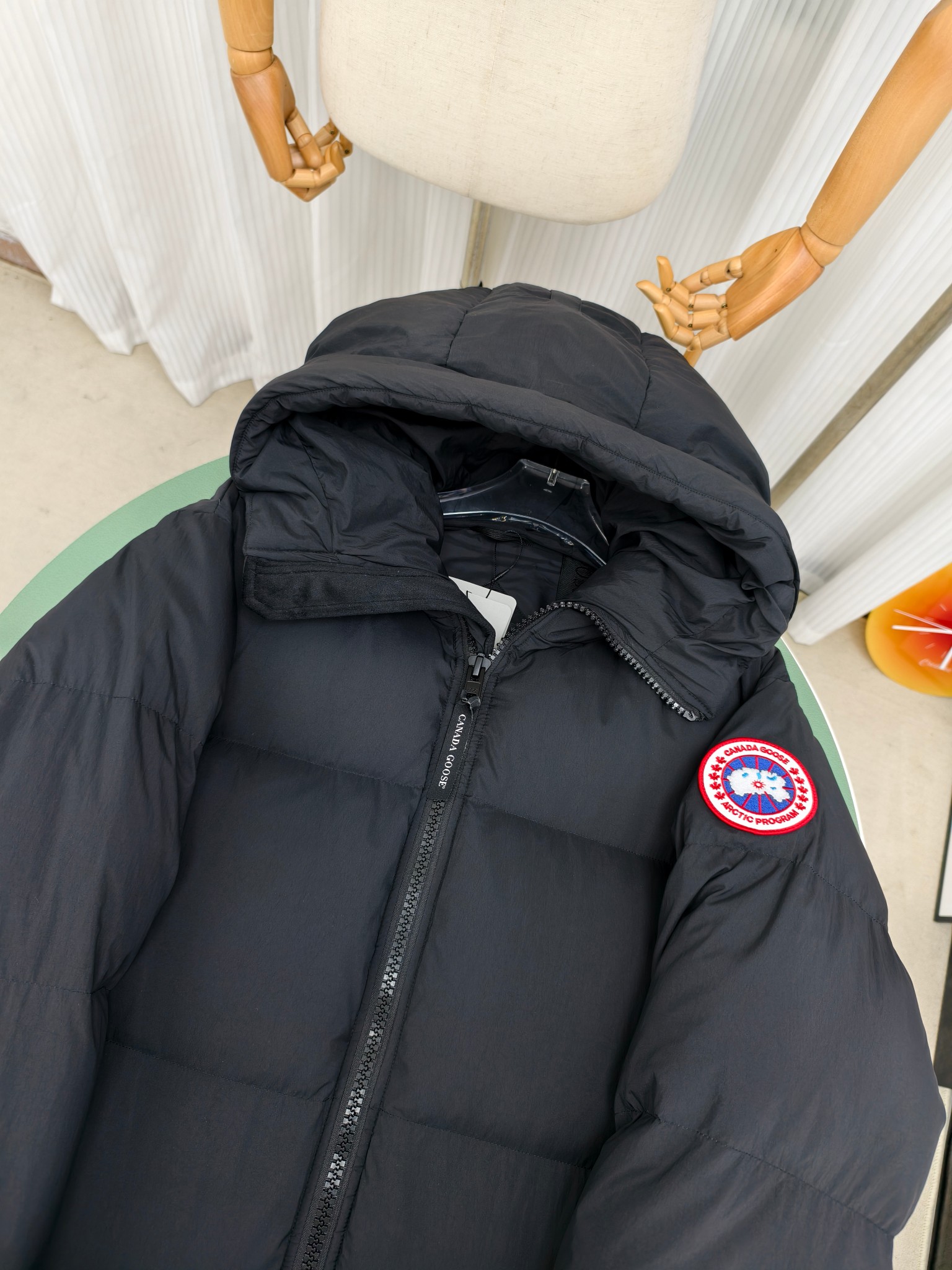 💰820&mdash;&mdash;2800M（男女同款）
Canada goose加拿大鹅Lawrence 长款羽绒服
Lawrence 长款羽绒服为日常冒险提供基本保护，采用可持续 Enduraluxe 面料制成，具有实用的柔软触感。它采用绗缝衣身、可调节的帽兜。填充蓬松度极好的鸭绒。可调节的羽绒填充连通式兜帽，保护下巴的反毛皮针织竖领质地柔软，分外舒适。缩口式罗纹针织袖口，可提高舒适度并锁住热量。夹克底部有两个带拉链的侧面通风口，以增加运动范围和通风。背面下摆较长，可以增强保护，背面反光双条纹。
颜色:黑色红标 黑色黑标 藏青色红标
尺码:XS-2XL