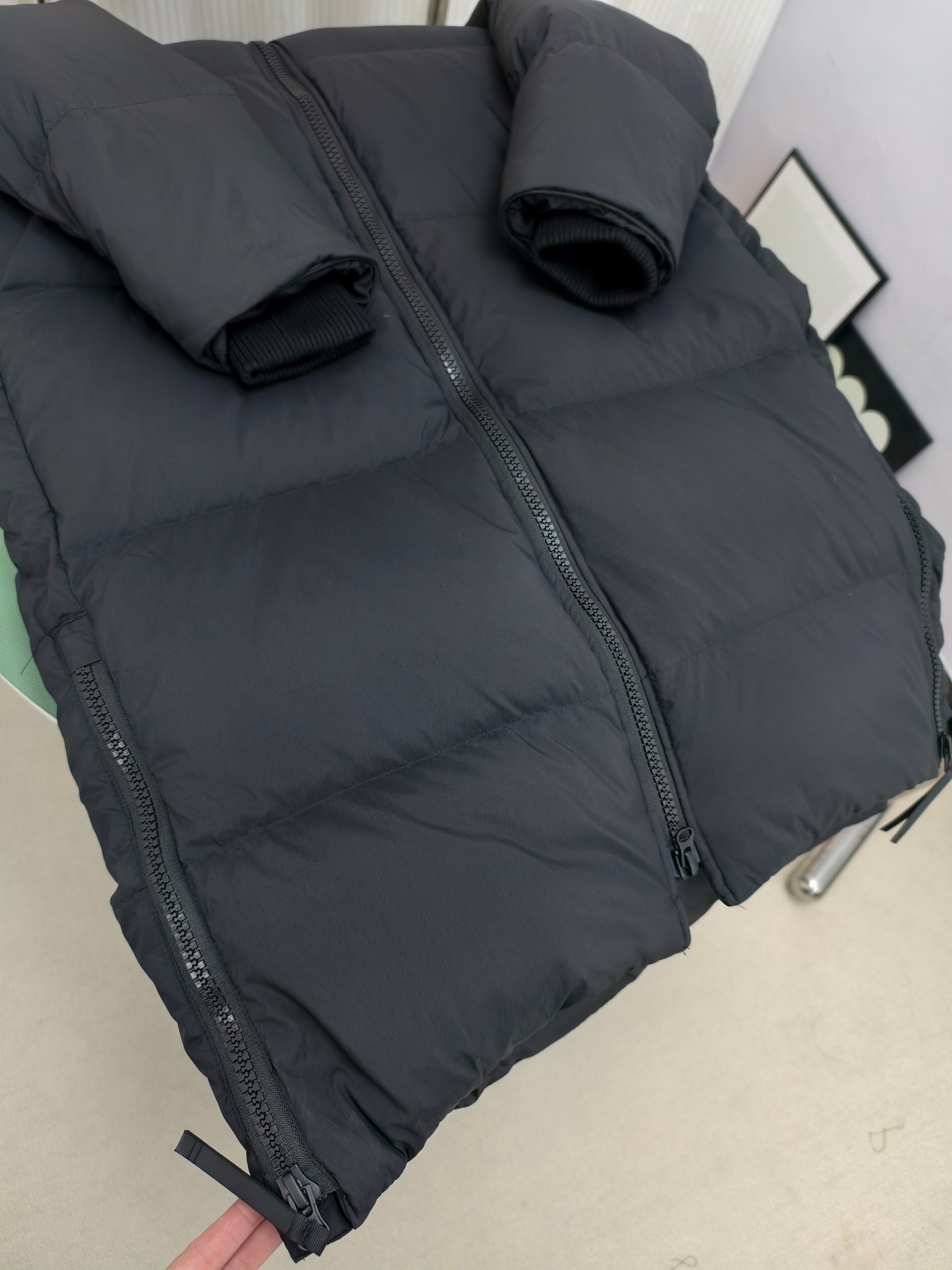 💰820&mdash;&mdash;2800M（男女同款）
Canada goose加拿大鹅Lawrence 长款羽绒服
Lawrence 长款羽绒服为日常冒险提供基本保护，采用可持续 Enduraluxe 面料制成，具有实用的柔软触感。它采用绗缝衣身、可调节的帽兜。填充蓬松度极好的鸭绒。可调节的羽绒填充连通式兜帽，保护下巴的反毛皮针织竖领质地柔软，分外舒适。缩口式罗纹针织袖口，可提高舒适度并锁住热量。夹克底部有两个带拉链的侧面通风口，以增加运动范围和通风。背面下摆较长，可以增强保护，背面反光双条纹。
颜色:黑色红标 黑色黑标 藏青色红标
尺码:XS-2XL