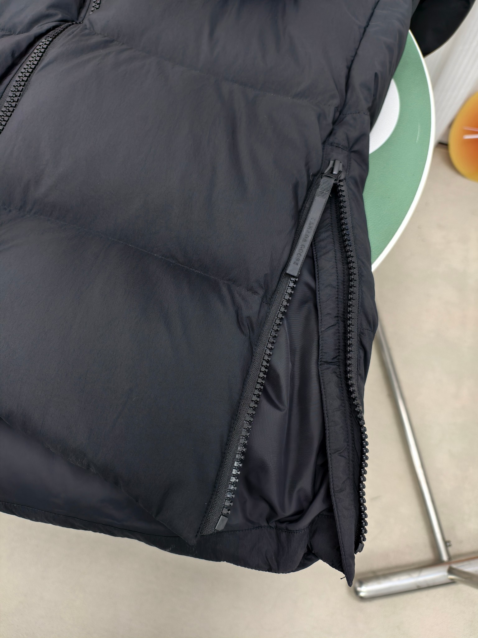 💰820&mdash;&mdash;2800M（男女同款）
Canada goose加拿大鹅Lawrence 长款羽绒服
Lawrence 长款羽绒服为日常冒险提供基本保护，采用可持续 Enduraluxe 面料制成，具有实用的柔软触感。它采用绗缝衣身、可调节的帽兜。填充蓬松度极好的鸭绒。可调节的羽绒填充连通式兜帽，保护下巴的反毛皮针织竖领质地柔软，分外舒适。缩口式罗纹针织袖口，可提高舒适度并锁住热量。夹克底部有两个带拉链的侧面通风口，以增加运动范围和通风。背面下摆较长，可以增强保护，背面反光双条纹。
颜色:黑色红标 黑色黑标 藏青色红标
尺码:XS-2XL