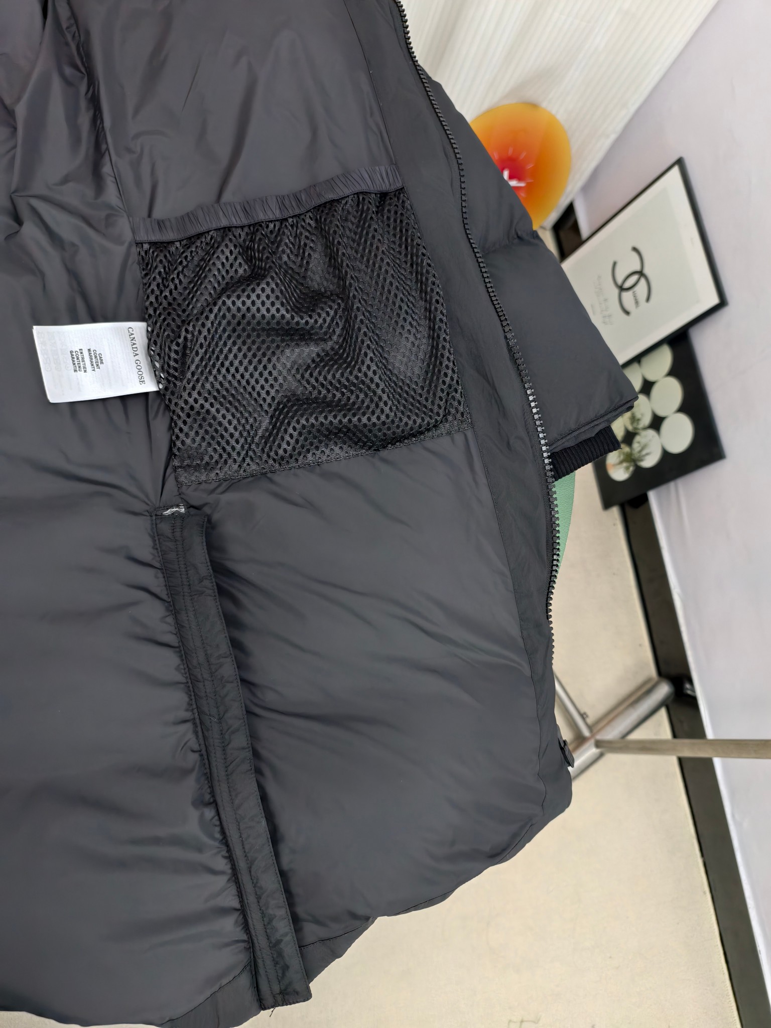 💰820&mdash;&mdash;2800M（男女同款）
Canada goose加拿大鹅Lawrence 长款羽绒服
Lawrence 长款羽绒服为日常冒险提供基本保护，采用可持续 Enduraluxe 面料制成，具有实用的柔软触感。它采用绗缝衣身、可调节的帽兜。填充蓬松度极好的鸭绒。可调节的羽绒填充连通式兜帽，保护下巴的反毛皮针织竖领质地柔软，分外舒适。缩口式罗纹针织袖口，可提高舒适度并锁住热量。夹克底部有两个带拉链的侧面通风口，以增加运动范围和通风。背面下摆较长，可以增强保护，背面反光双条纹。
颜色:黑色红标 黑色黑标 藏青色红标
尺码:XS-2XL