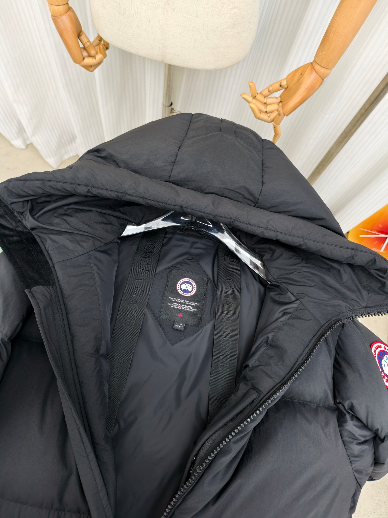 💰820&mdash;&mdash;2800M（男女同款）
Canada goose加拿大鹅Lawrence 长款羽绒服
Lawrence 长款羽绒服为日常冒险提供基本保护，采用可持续 Enduraluxe 面料制成，具有实用的柔软触感。它采用绗缝衣身、可调节的帽兜。填充蓬松度极好的鸭绒。可调节的羽绒填充连通式兜帽，保护下巴的反毛皮针织竖领质地柔软，分外舒适。缩口式罗纹针织袖口，可提高舒适度并锁住热量。夹克底部有两个带拉链的侧面通风口，以增加运动范围和通风。背面下摆较长，可以增强保护，背面反光双条纹。
颜色:黑色红标 黑色黑标 藏青色红标
尺码:XS-2XL