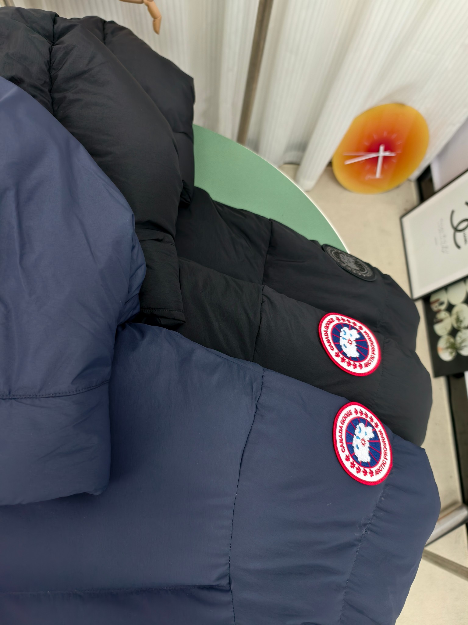 💰820&mdash;&mdash;2800M（男女同款）
Canada goose加拿大鹅Lawrence 长款羽绒服
Lawrence 长款羽绒服为日常冒险提供基本保护，采用可持续 Enduraluxe 面料制成，具有实用的柔软触感。它采用绗缝衣身、可调节的帽兜。填充蓬松度极好的鸭绒。可调节的羽绒填充连通式兜帽，保护下巴的反毛皮针织竖领质地柔软，分外舒适。缩口式罗纹针织袖口，可提高舒适度并锁住热量。夹克底部有两个带拉链的侧面通风口，以增加运动范围和通风。背面下摆较长，可以增强保护，背面反光双条纹。
颜色:黑色红标 黑色黑标 藏青色红标
尺码:XS-2XL