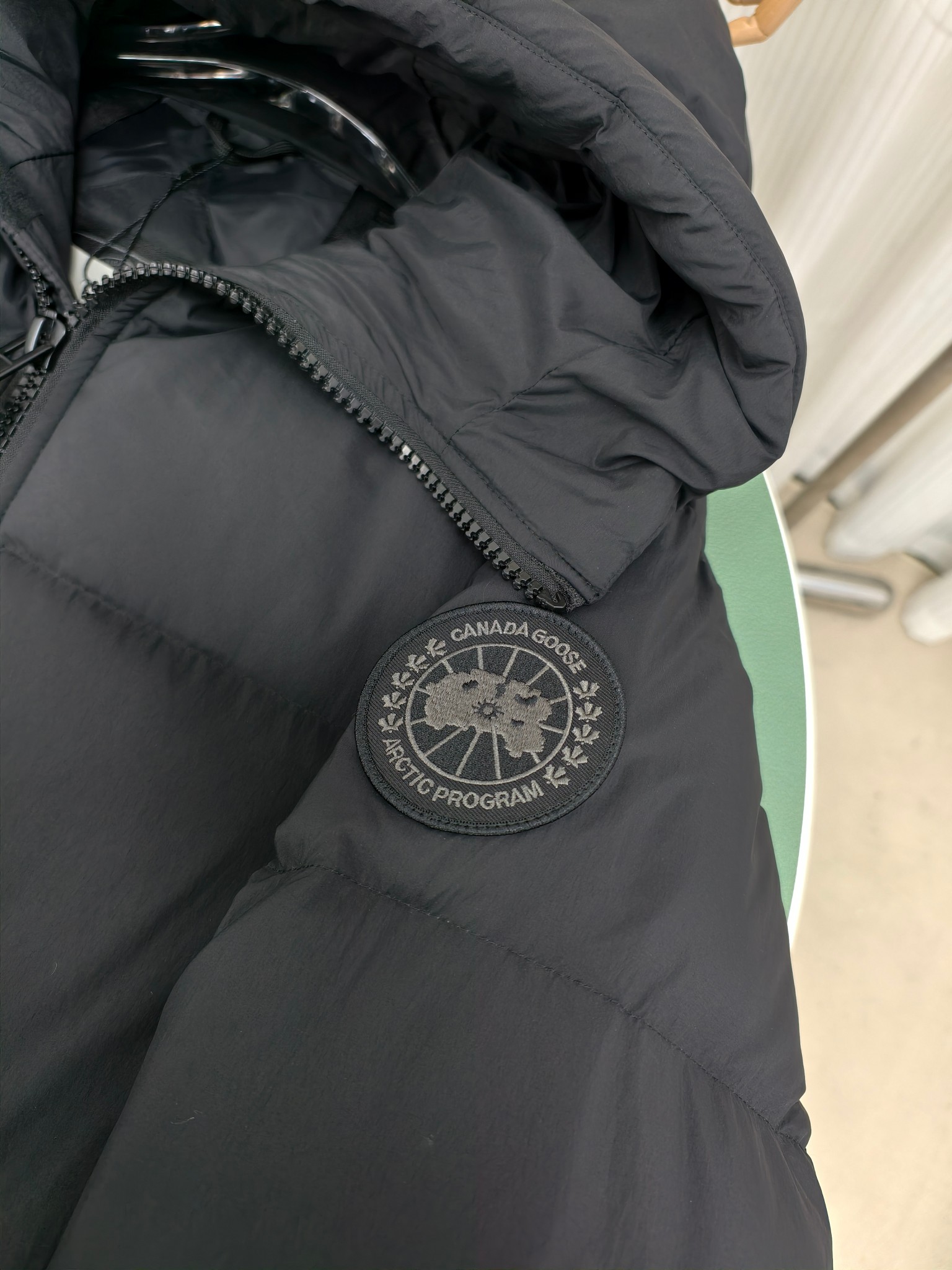 💰820&mdash;&mdash;2800M（男女同款）
Canada goose加拿大鹅Lawrence 长款羽绒服
Lawrence 长款羽绒服为日常冒险提供基本保护，采用可持续 Enduraluxe 面料制成，具有实用的柔软触感。它采用绗缝衣身、可调节的帽兜。填充蓬松度极好的鸭绒。可调节的羽绒填充连通式兜帽，保护下巴的反毛皮针织竖领质地柔软，分外舒适。缩口式罗纹针织袖口，可提高舒适度并锁住热量。夹克底部有两个带拉链的侧面通风口，以增加运动范围和通风。背面下摆较长，可以增强保护，背面反光双条纹。
颜色:黑色红标 黑色黑标 藏青色红标
尺码:XS-2XL