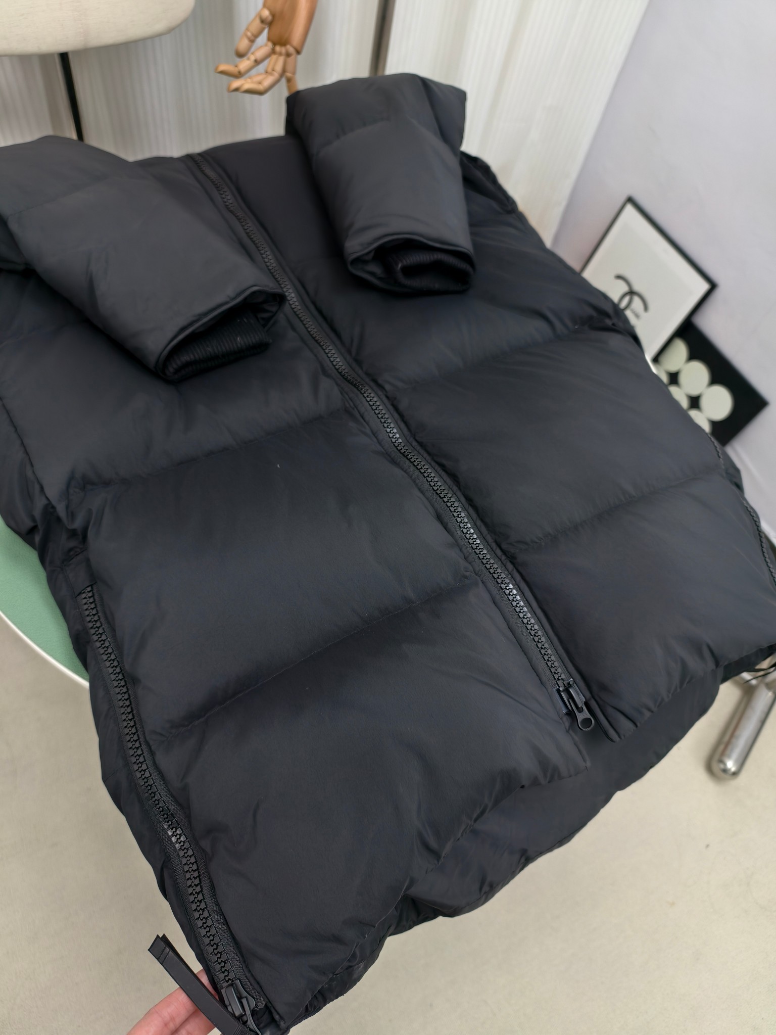 💰820&mdash;&mdash;2800M（男女同款）
Canada goose加拿大鹅Lawrence 长款羽绒服
Lawrence 长款羽绒服为日常冒险提供基本保护，采用可持续 Enduraluxe 面料制成，具有实用的柔软触感。它采用绗缝衣身、可调节的帽兜。填充蓬松度极好的鸭绒。可调节的羽绒填充连通式兜帽，保护下巴的反毛皮针织竖领质地柔软，分外舒适。缩口式罗纹针织袖口，可提高舒适度并锁住热量。夹克底部有两个带拉链的侧面通风口，以增加运动范围和通风。背面下摆较长，可以增强保护，背面反光双条纹。
颜色:黑色红标 黑色黑标 藏青色红标
尺码:XS-2XL