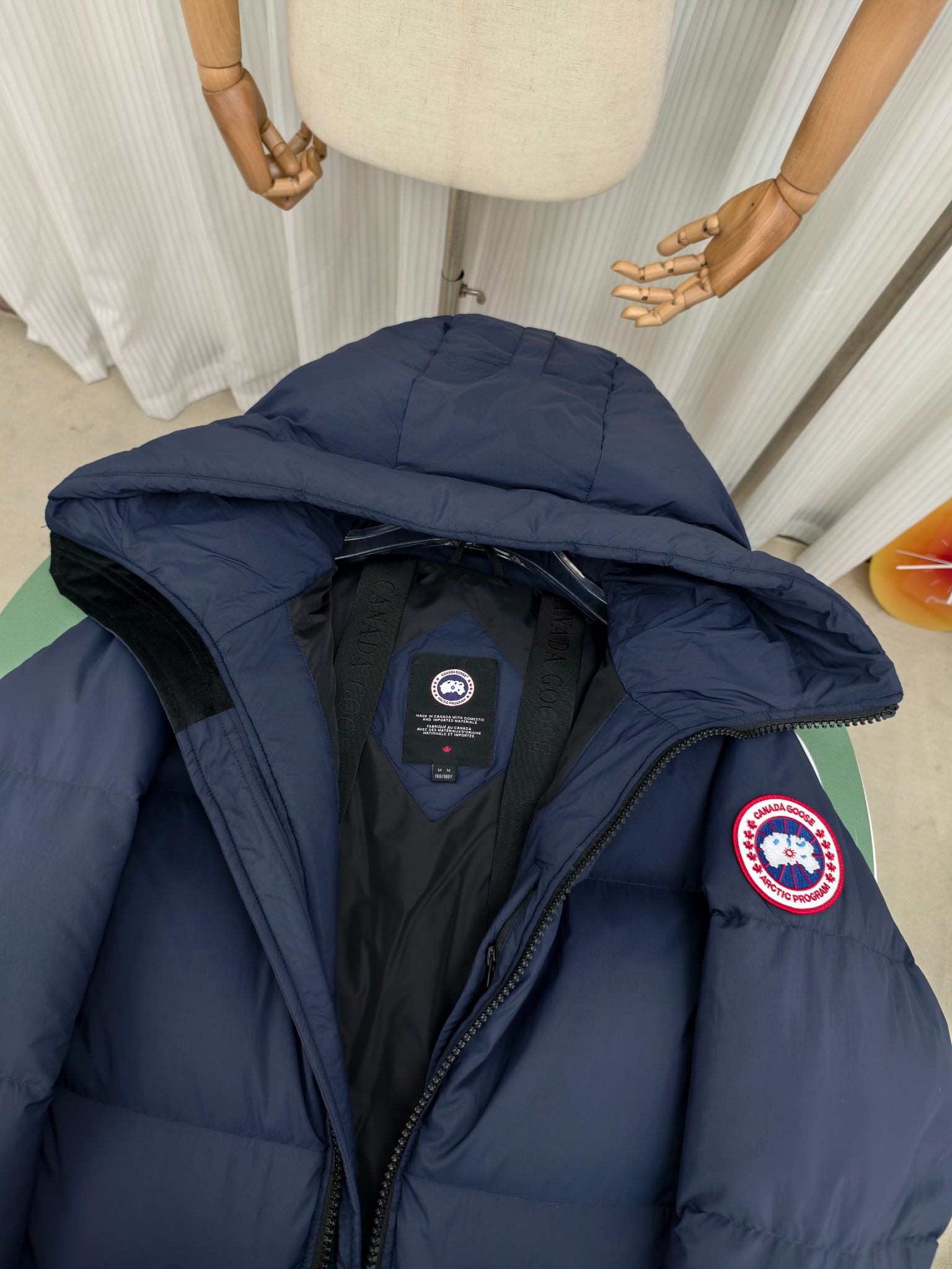 💰820&mdash;&mdash;2800M（男女同款）
Canada goose加拿大鹅Lawrence 长款羽绒服
Lawrence 长款羽绒服为日常冒险提供基本保护，采用可持续 Enduraluxe 面料制成，具有实用的柔软触感。它采用绗缝衣身、可调节的帽兜。填充蓬松度极好的鸭绒。可调节的羽绒填充连通式兜帽，保护下巴的反毛皮针织竖领质地柔软，分外舒适。缩口式罗纹针织袖口，可提高舒适度并锁住热量。夹克底部有两个带拉链的侧面通风口，以增加运动范围和通风。背面下摆较长，可以增强保护，背面反光双条纹。
颜色:黑色红标 黑色黑标 藏青色红标
尺码:XS-2XL