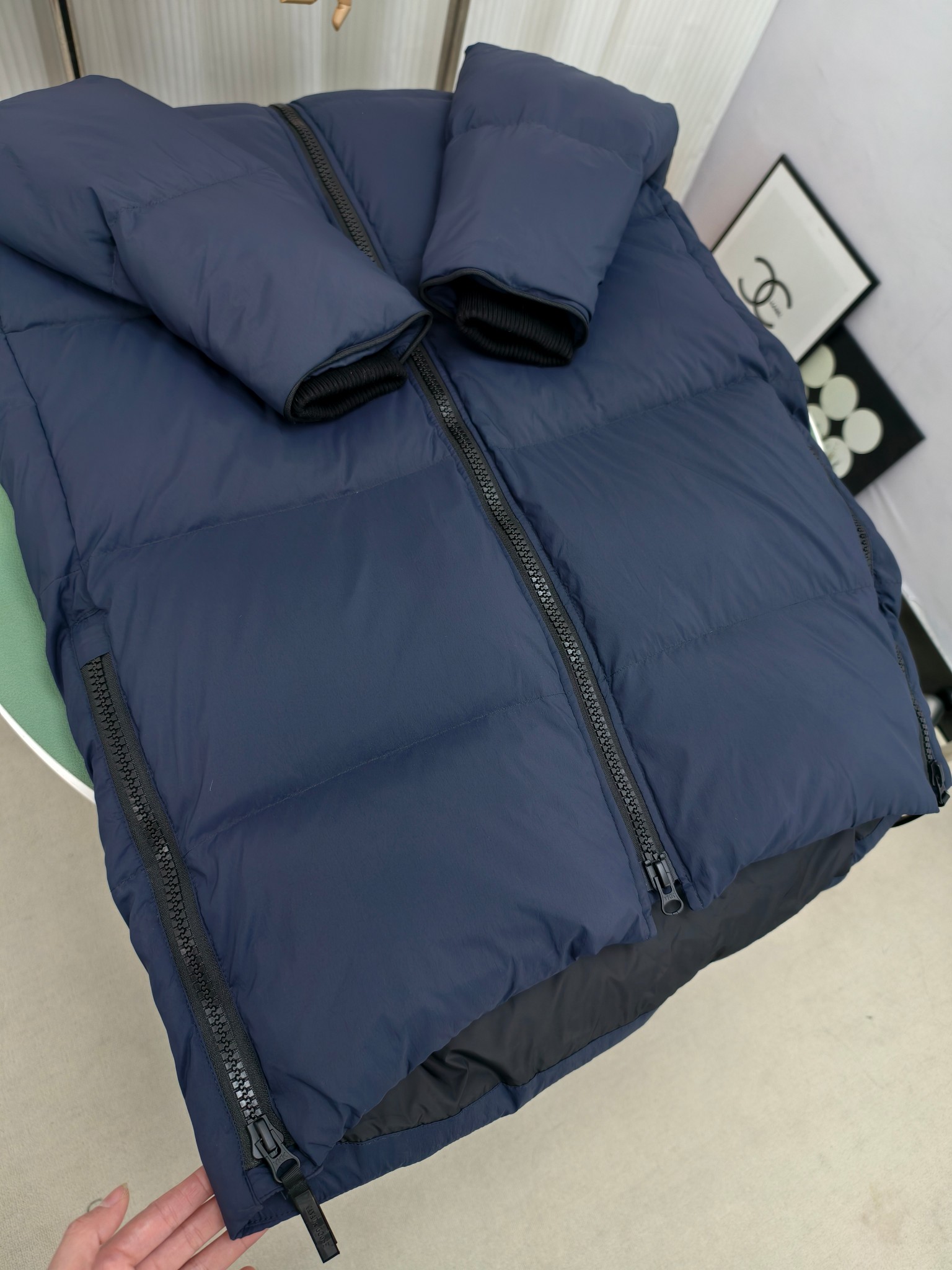 💰820&mdash;&mdash;2800M（男女同款）
Canada goose加拿大鹅Lawrence 长款羽绒服
Lawrence 长款羽绒服为日常冒险提供基本保护，采用可持续 Enduraluxe 面料制成，具有实用的柔软触感。它采用绗缝衣身、可调节的帽兜。填充蓬松度极好的鸭绒。可调节的羽绒填充连通式兜帽，保护下巴的反毛皮针织竖领质地柔软，分外舒适。缩口式罗纹针织袖口，可提高舒适度并锁住热量。夹克底部有两个带拉链的侧面通风口，以增加运动范围和通风。背面下摆较长，可以增强保护，背面反光双条纹。
颜色:黑色红标 黑色黑标 藏青色红标
尺码:XS-2XL