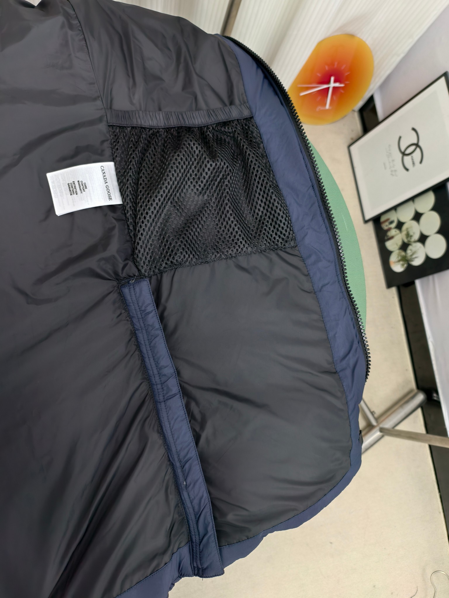 💰820&mdash;&mdash;2800M（男女同款）
Canada goose加拿大鹅Lawrence 长款羽绒服
Lawrence 长款羽绒服为日常冒险提供基本保护，采用可持续 Enduraluxe 面料制成，具有实用的柔软触感。它采用绗缝衣身、可调节的帽兜。填充蓬松度极好的鸭绒。可调节的羽绒填充连通式兜帽，保护下巴的反毛皮针织竖领质地柔软，分外舒适。缩口式罗纹针织袖口，可提高舒适度并锁住热量。夹克底部有两个带拉链的侧面通风口，以增加运动范围和通风。背面下摆较长，可以增强保护，背面反光双条纹。
颜色:黑色红标 黑色黑标 藏青色红标
尺码:XS-2XL