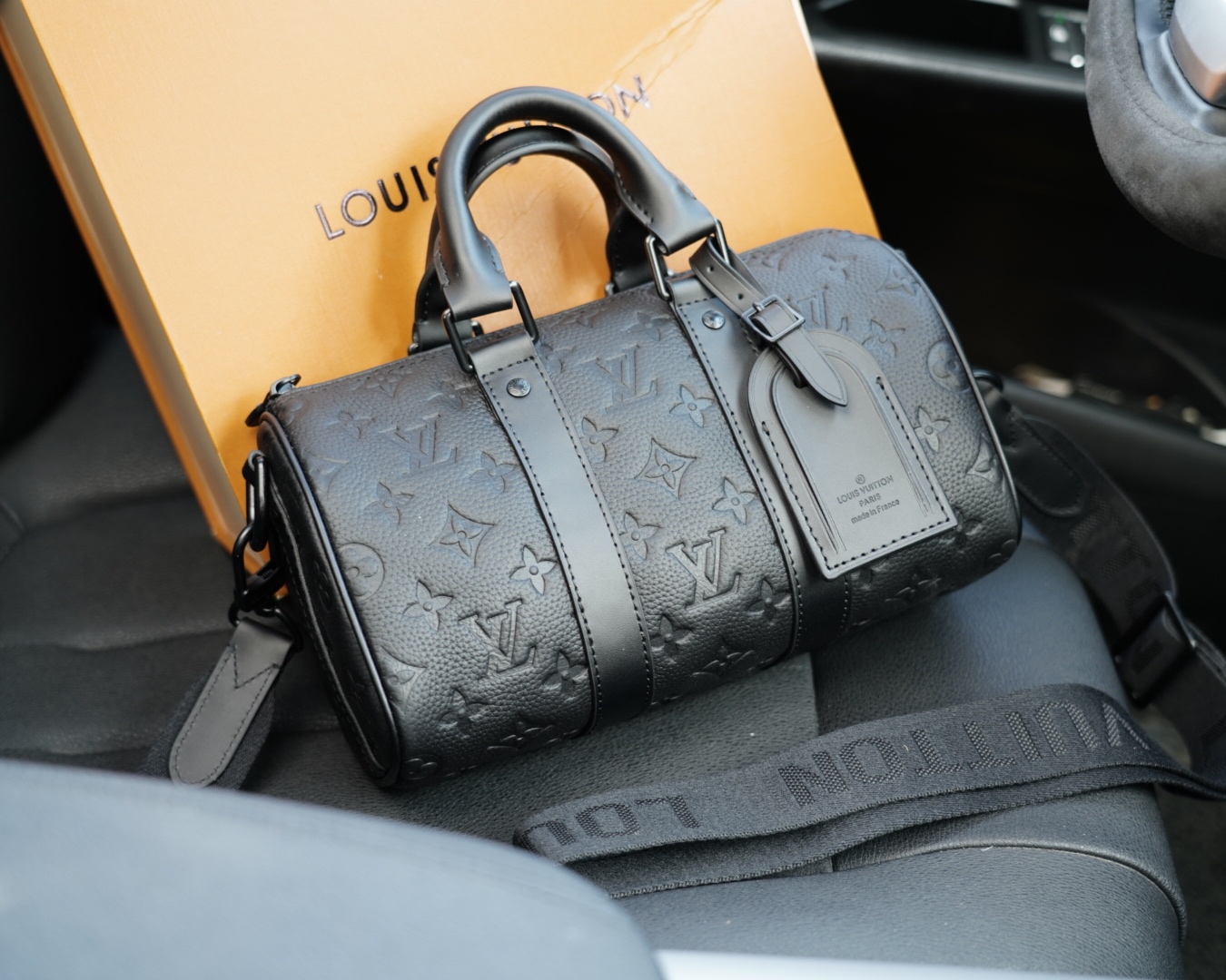 P185 🇫🇷 Il sito Web ufficiale di Louis Vuitton Sincrona versione Sincrono dello zaino Messenger è eterna, i prodotti iconici sono puri hardware a livello singolo originale di produzione hardware non market versione ordinaria dello stile preferito di quest’anno, tutta la praticità realistica è molto alta Set di confezionamento della casella di piegatura [Specifica: 24x15x10]