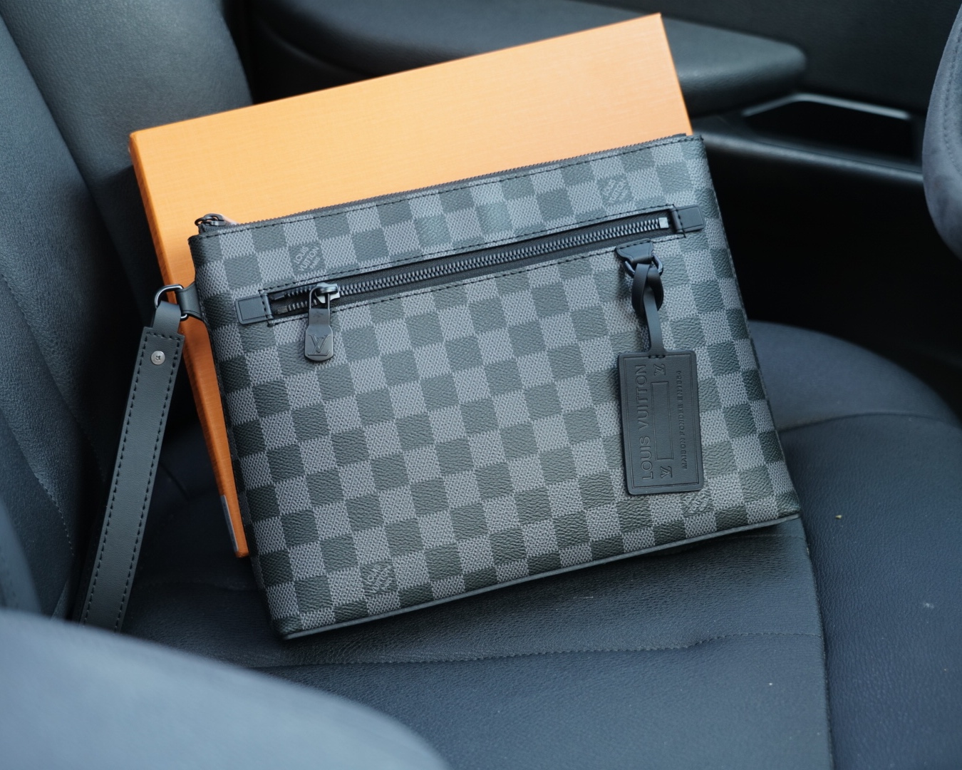 P135 🇫🇷 Il sito ufficiale di Louis Vuitton ha sincronizzato la pochette in versione alta, un singolo prodotto molto venduto in tutto il mondo, realizzato in pelle bovina originale, con una consistenza super buona per le uscite quotidiane, classica e versatile e uno stile eterno che non è disponibile sul mercato . Imballaggio di scatole regalo per la consegna degli ordini della società commerciale di beni generali, ecc.. [Specifiche: 27x20x5]