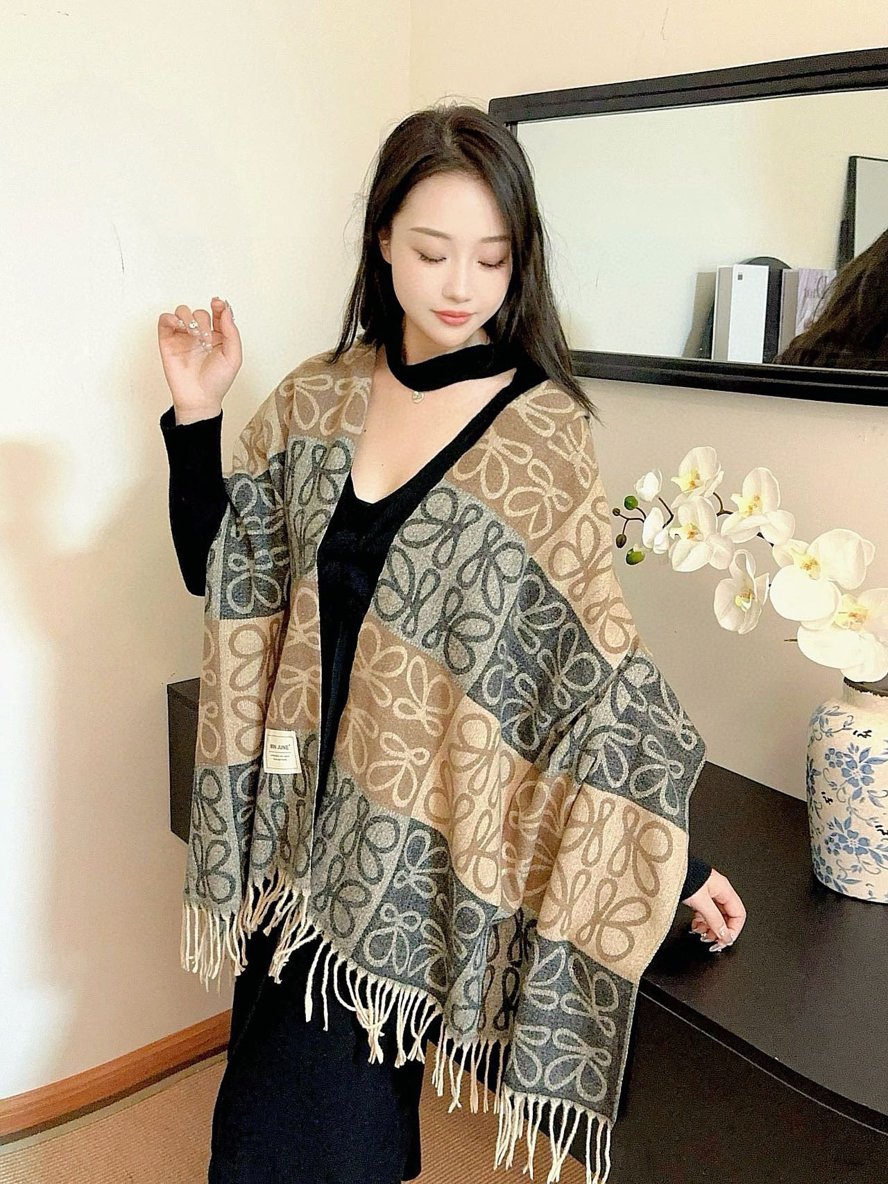 French-style scarf in an understated pearl grey hue, designed for autumn - Comprehensive 6