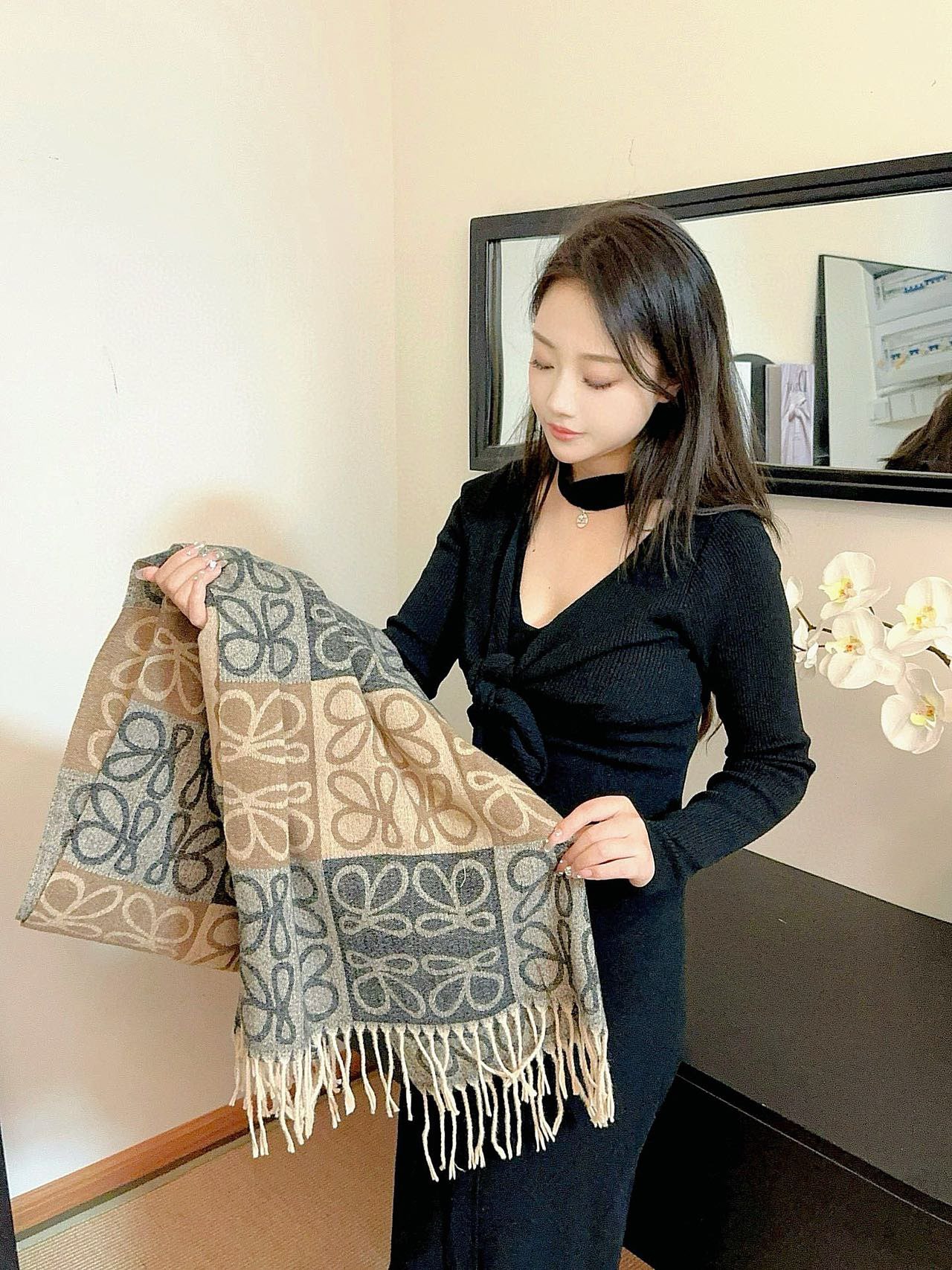 French-style scarf in an understated pearl grey hue, designed for autumn - Comprehensive 5