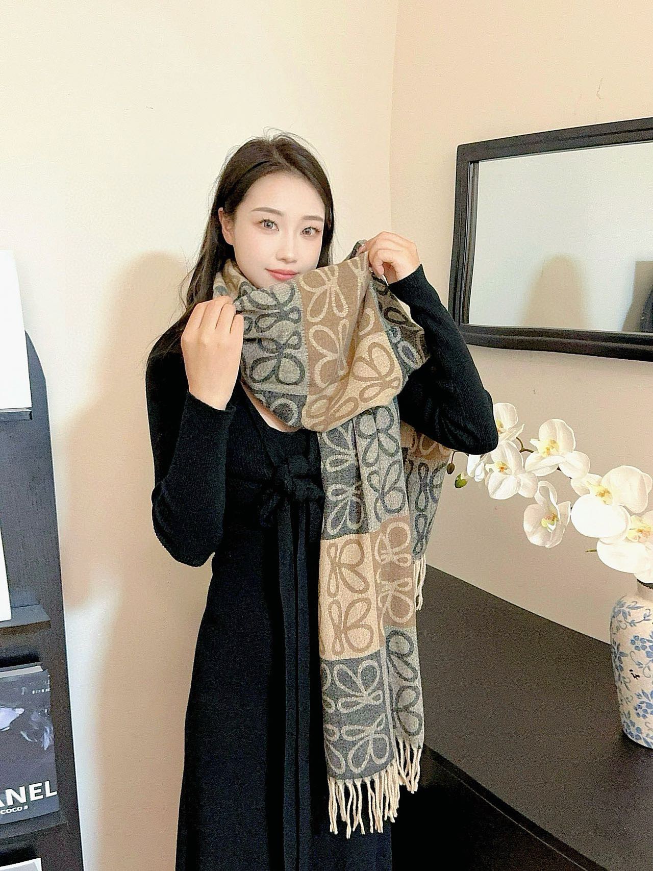 French-style scarf in an understated pearl grey hue, designed for autumn - Comprehensive 3