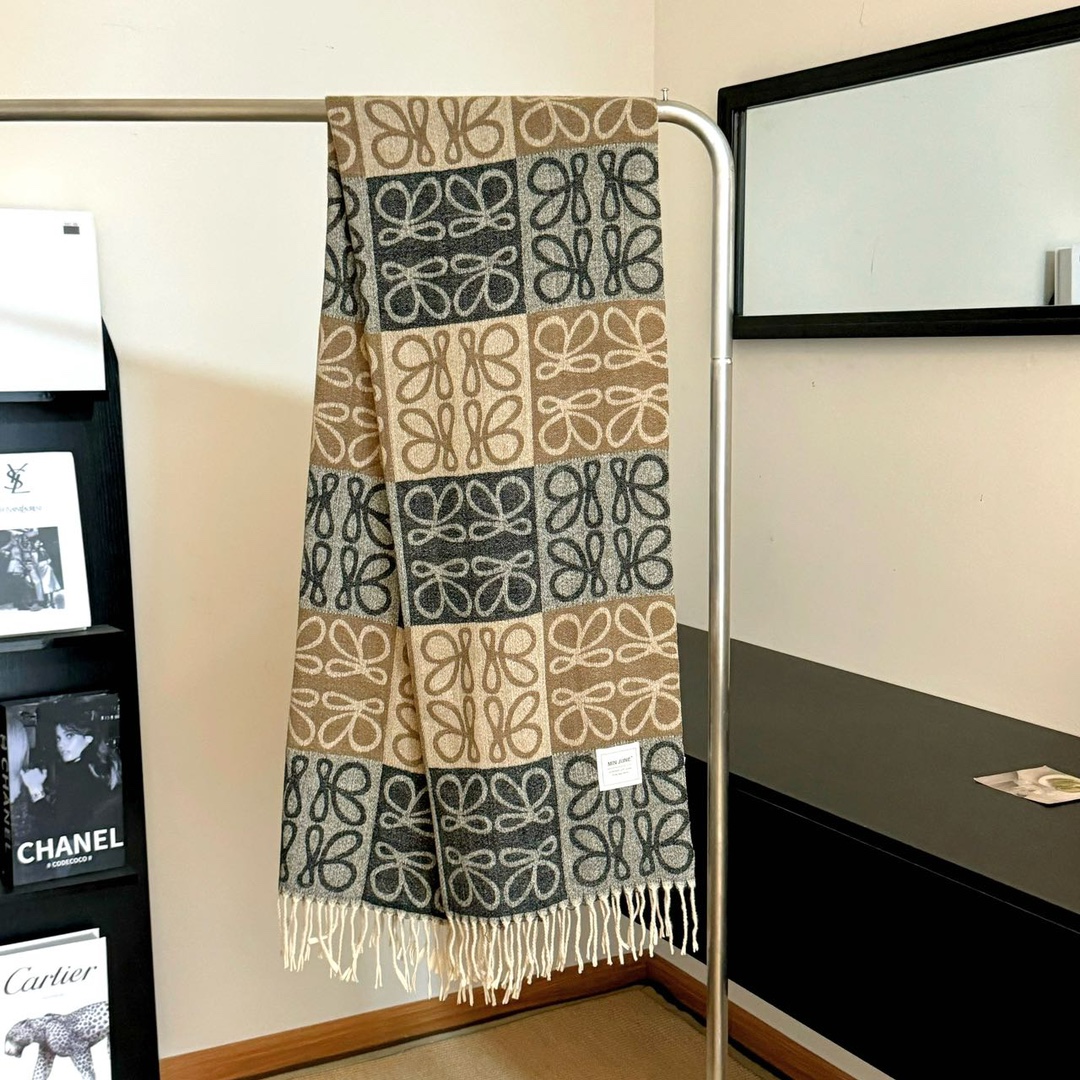 French-style scarf in an understated pearl grey hue, designed for autumn - Comprehensive 2
