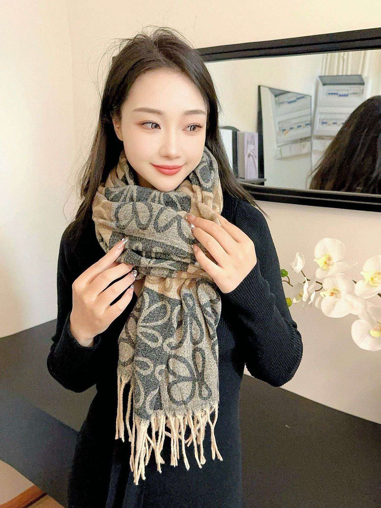 French-style scarf in an understated pearl grey hue, designed for autumn - Comprehensive 4