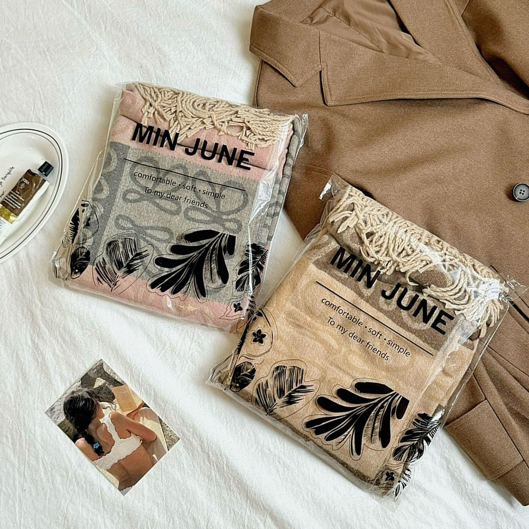 this French-style scarf functions both for thermal insulation and as a - Comprehensive 3