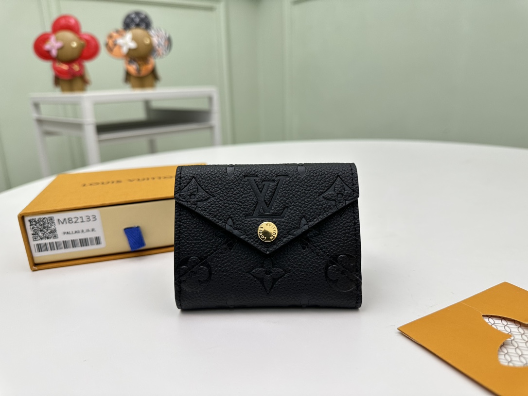 NO:671978,[Top original order] M82133 embossed Celeste wallet combines elegant style and practical function. The Monogram canvas has an exquisite shape, and the cow leather lining is dipped in bright colors. The envelope-style flap is equipped with an inscribed snap button. It has an accordion coin pocket, a card compartment and a pocket that can store banknotes flatly. Size 10X8X3cm., LV wallet, louis vuitton, wallets, cowhide19860909【顶级原单】M82133压花Celeste 钱夹兼具典雅格调与实用功能Monogram 帆布塑造玲珑构型,牛皮革内衬浸染鲜明色彩,信封式翻盖配有铭纹按扣,内设风琴零钱袋、卡片夹层和可平整收纳钞票的口袋.尺寸10X8X3cm.,LV钱包,louis vuitton,wallets,cowhide,欧美剧