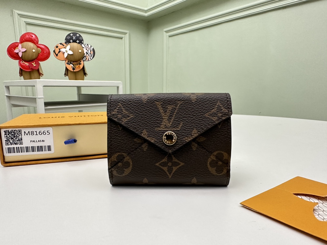 NO:671982,[Top original order] M81665 presbyopic Celeste wallet combines elegant style and practical function. It is made of Monogram canvas and has an exquisite shape. It is lined with cow leather and is dyed with bright colors.19860909【顶级原单】M81665老花Celeste 钱夹兼具典雅格调与实用功能Monogram 帆布塑造玲珑构型,牛皮革内衬浸染鲜明色彩,信封式翻盖配有铭纹按扣,内设风琴零钱袋、卡片夹层和可平整收纳钞票的口袋.尺寸10X8X3cm.,LV钱包,louis vuitton,wallets,cowhide,欧美剧
