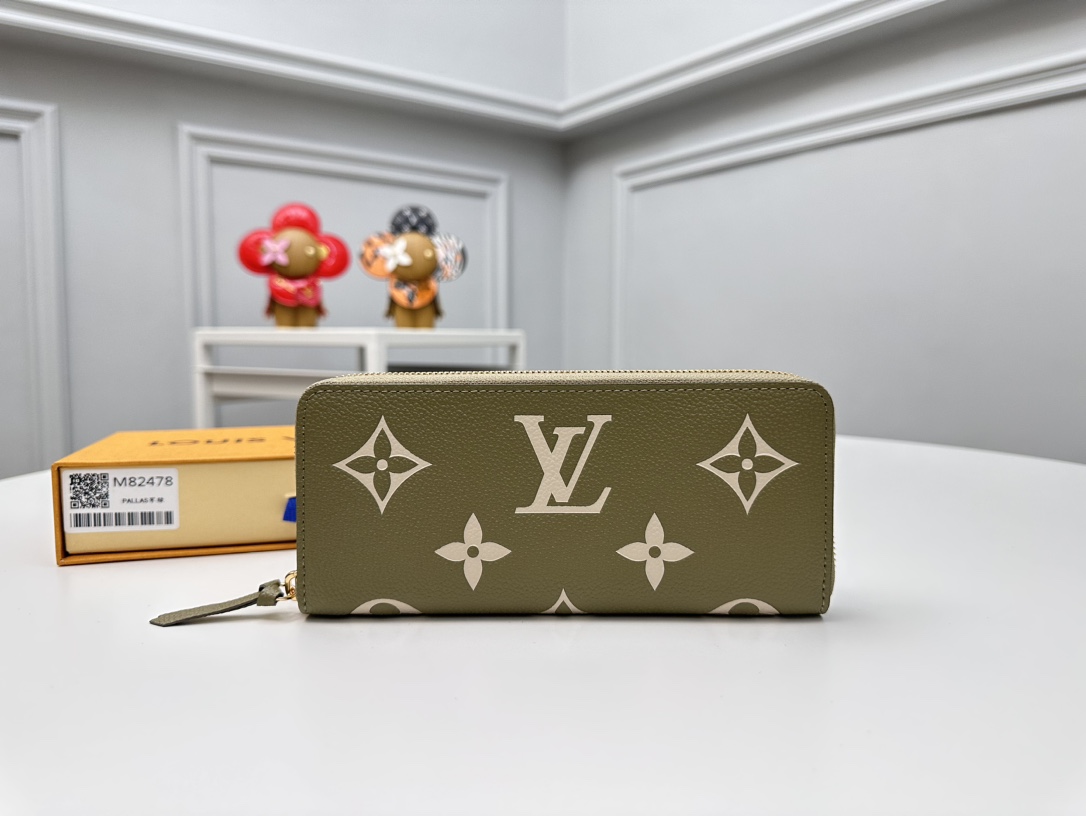 NO:671667,[Top Original Order] M82478 Green The two-tone Monogram pattern creates a casual & elegant atmosphere, 'Portefeuille Clemence' made of Monogram Unplant leather. The Monogram pattern is embossed on the cowhide, and the exquisite print is decorated with new contrasting colors from above. In addition to 2 compartments with a large mezzanine, there are 2 flat pockets and a zippered coin pocket on the inside. Size 20×9×2cm, LV wallet, louis  vuitton,wallets,cowhide19860909【顶级原单】 M82478 绿色 双色调的Monogram图案营造出休闲&优雅的氛围,用Monogram Unplant皮革制作的“Portefeuille Clemence”.在牛皮上施加了Monogram图案的压花加工,并且从上面用崭新的对比色装饰了精致的印花.除了2个带大夹层的隔间外,内侧还有2个平口袋和带拉链的硬币口袋.尺寸20×9×2cm,LV钱包,louis vuitton,wallets,cowhide,欧美剧