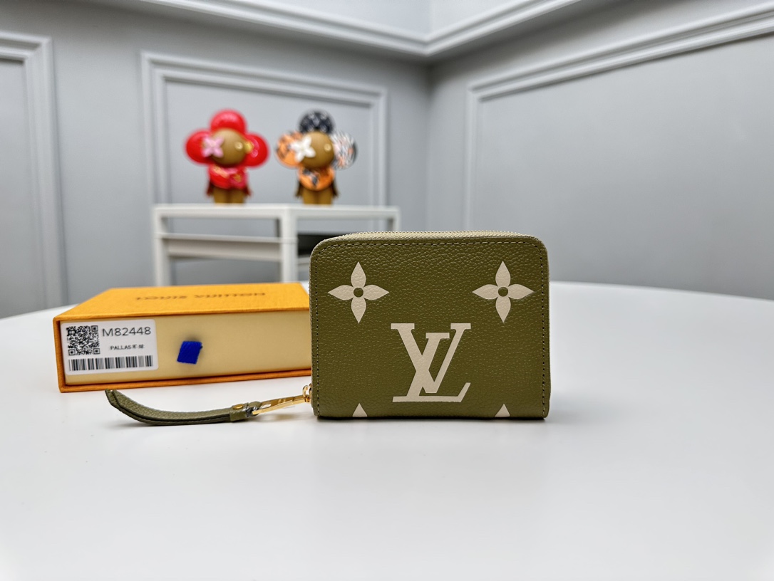 NO:671757,[Top Original Order] M82448 Green 'Zippy Coin Purse' made of Monogram Unplant leather with beautiful texture. Printed and embossed, decorated with a Monogram pattern composed of elegant 2-color earth colors. In addition to two compartments with large mezzanines, there are two flat pockets and multiple card slots on the inside. Size 11 × 8.5 × 2cm, LV wallet, louis vuitton, wallets19860909【顶级原单】 M82448 绿色 用纹理优美的Monogram Unplant皮革制作的“Zippy Coin Purse”.印花和压花加工,装饰了由优雅的2色地球色组成的Monogram图案.除了两个带大夹层的隔间外,内侧还有两个平口袋和多个卡槽.尺寸11 ×8.5 ×2cm,LV钱包,louis vuitton,wallets,欧美剧