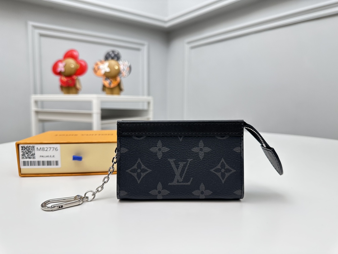 NO:672639,[Top original order] M82776 This Voyage key bag is made of Monogram Eclipse canvas with cow leather trim. It can be opened and closed with a zipper to securely store coins, folded banknotes, cards and keys. The hook buckle is convenient. It is fixed to the mouth ring inside the Louis Vuitton handbag. Size: 12x7.5x3., LV wallet, louis vuitton, louis vuitton, wallets, cowhide19860909【顶级原单】M82776本款 Voyage 钥匙包选用 Monogram Eclipse 帆布搭配牛皮革饰边,以拉链开合稳妥收纳硬币、折叠钞票、卡片和钥匙.钩扣方便.固定于路易威登手袋内部的口形环.尺寸:12x7.5x3.,LV钱包,louis vuitton,louis vuitton,wallets,cowhide,欧美剧