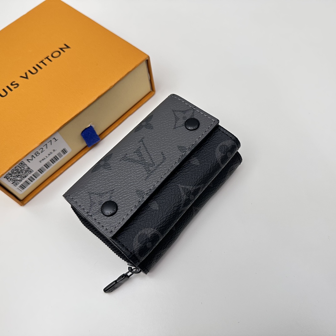 NO:672643,[Top original order] M82771 This Zipped Organizer handbag is made of Monogram Eclipse Reverse canvas to create a compact structure, making it a good choice for daily travel. The main zipper compartment is convenient for storing cards, coins and small items, and the flip compartment allows easy access. Size 10.5 x 7 x 3 cm.., LV wallet, louis vuitton, versace, wallets19860909【顶级原单】M82771本款 Zipped Organizer 手袋选用Monogram Eclipse Reverse 帆布塑造紧凑构型,成就日常出行佳选.拉链主隔层方便收纳卡片、硬币和随身小物,翻盖隔层实现轻松取放.尺寸10.5 x 7 x 3 cm..,LV钱包,louis vuitton,versace,wallets,欧美剧