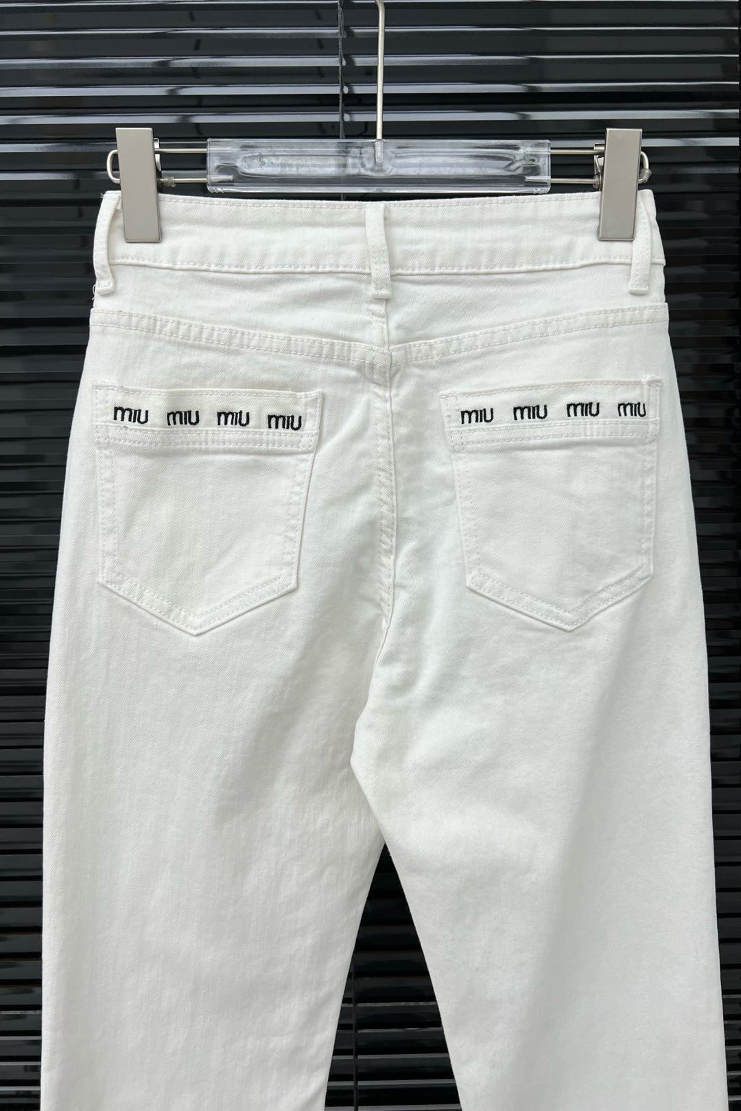 High-End Quality Women’s Suit with Embroidered Letters and Micro-Pants: Fashionable and Flexible, Perfect for Any Body - 图片 6