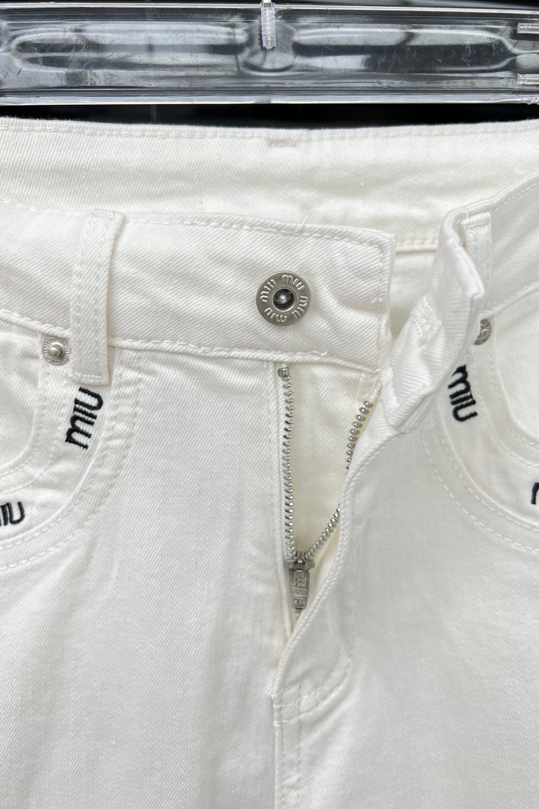 High-End Quality Women’s Suit with Embroidered Letters and Micro-Pants: Fashionable and Flexible, Perfect for Any Body - 图片 5