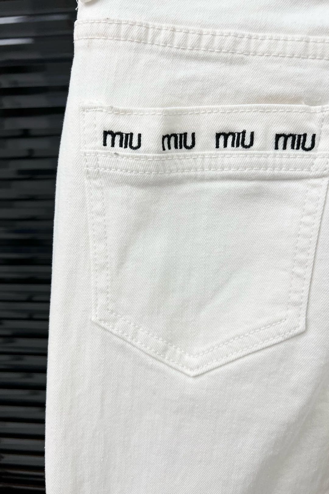 High-End Quality Women’s Suit with Embroidered Letters and Micro-Pants: Fashionable and Flexible, Perfect for Any Body - 图片 7
