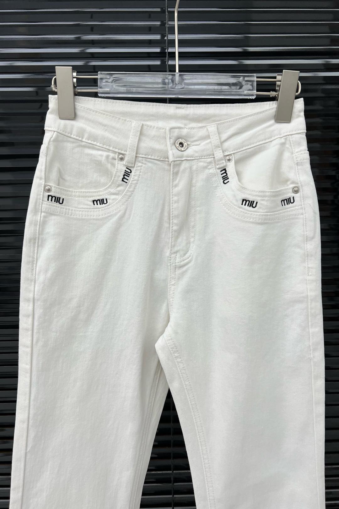 High-End Quality Women’s Suit with Embroidered Letters and Micro-Pants: Fashionable and Flexible, Perfect for Any Body - 图片 3