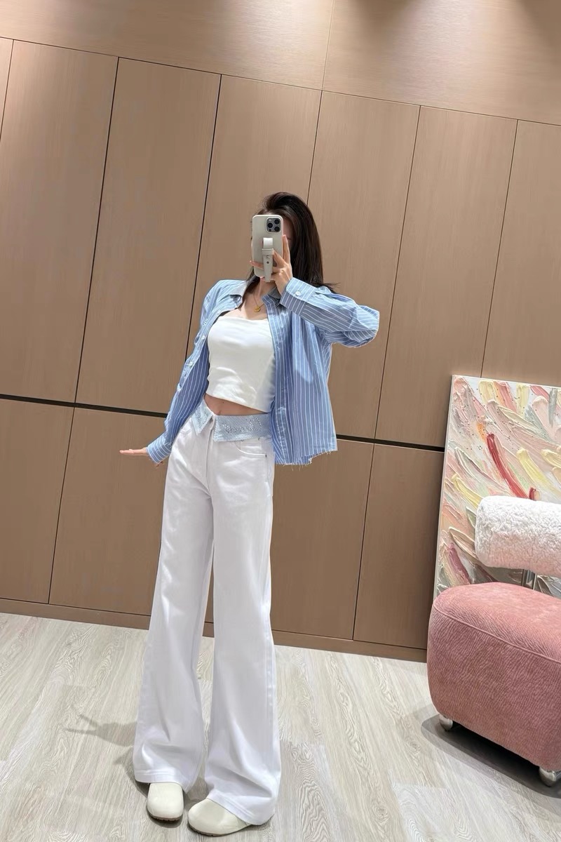 上身参考#
小香翻腰烫钻字母直筒长裤