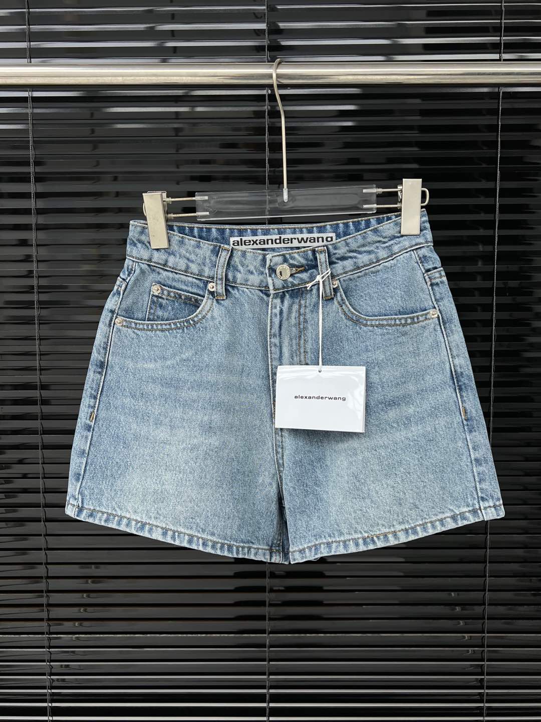 High-Quality Women’s Suit with King’s Hot-Letter Shorts: Stylish and Versatile Tailoring