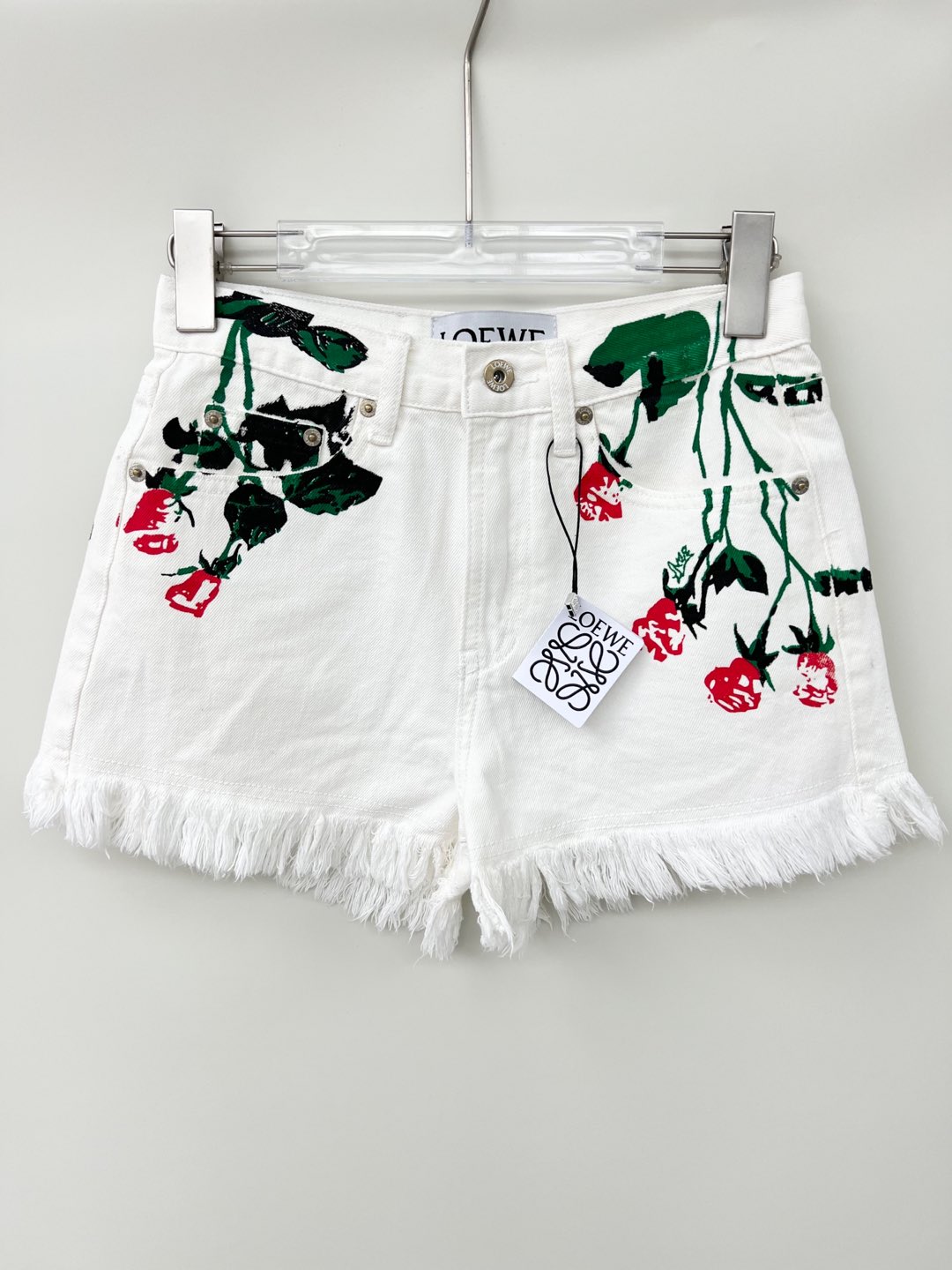 NO:334408,LOEW* Rose Print White Shorts LOEWE New Shorts It's Here!  The upper body on the street can easily create an atmosphere, with an absolute turnover rate of 100%. It uses organic cotton denim fabric, rose print   hem flow design, straight-tube slimming style, slimming and legs, versatile tool, not picky for people to wear, can be used in any body shape, loewe, shorts, alexander wang19860909LOEW*玫瑰花印花白色短裤 LOEWE新款短裤它来啦！ 出街上身轻松营造氛围感 绝对回头率百分百 采用有机棉牛仔面料 玫瑰花印花 下摆流须设计 直筒显瘦版型 显瘦显腿长 百搭利器 不挑人穿 任何身形都可驾驭,,loewe,shorts,alexander wang,Women's clothing